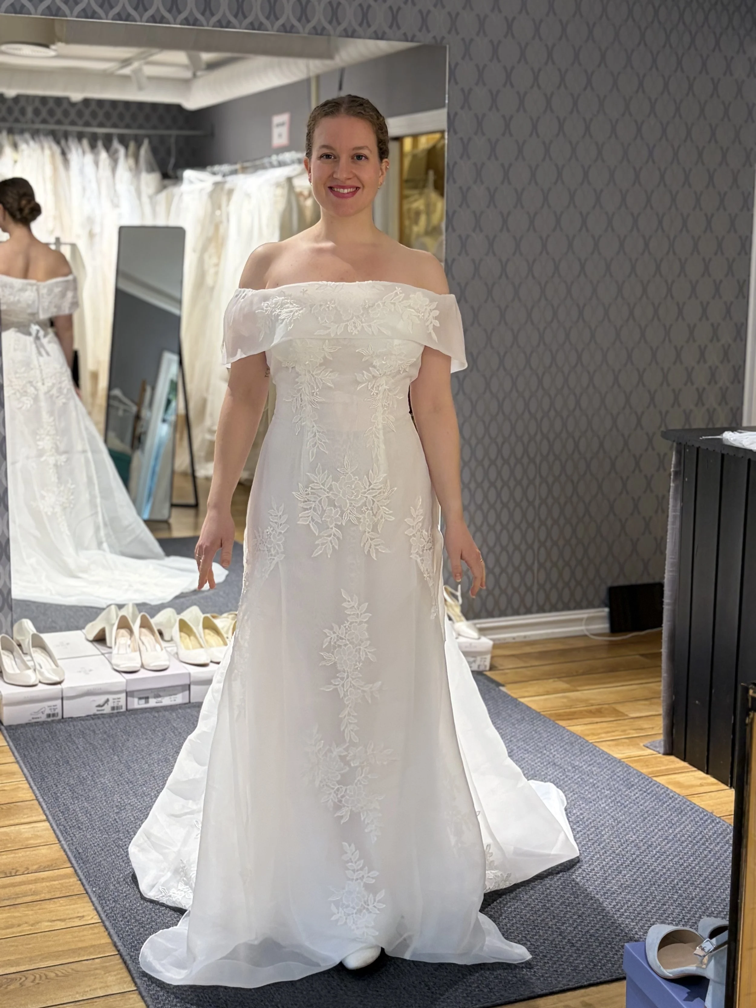 Denne vakre kroppsnære offshoulder brudekjolen er en av våre nye brudekjoler og den er fra Passions by LIlly 