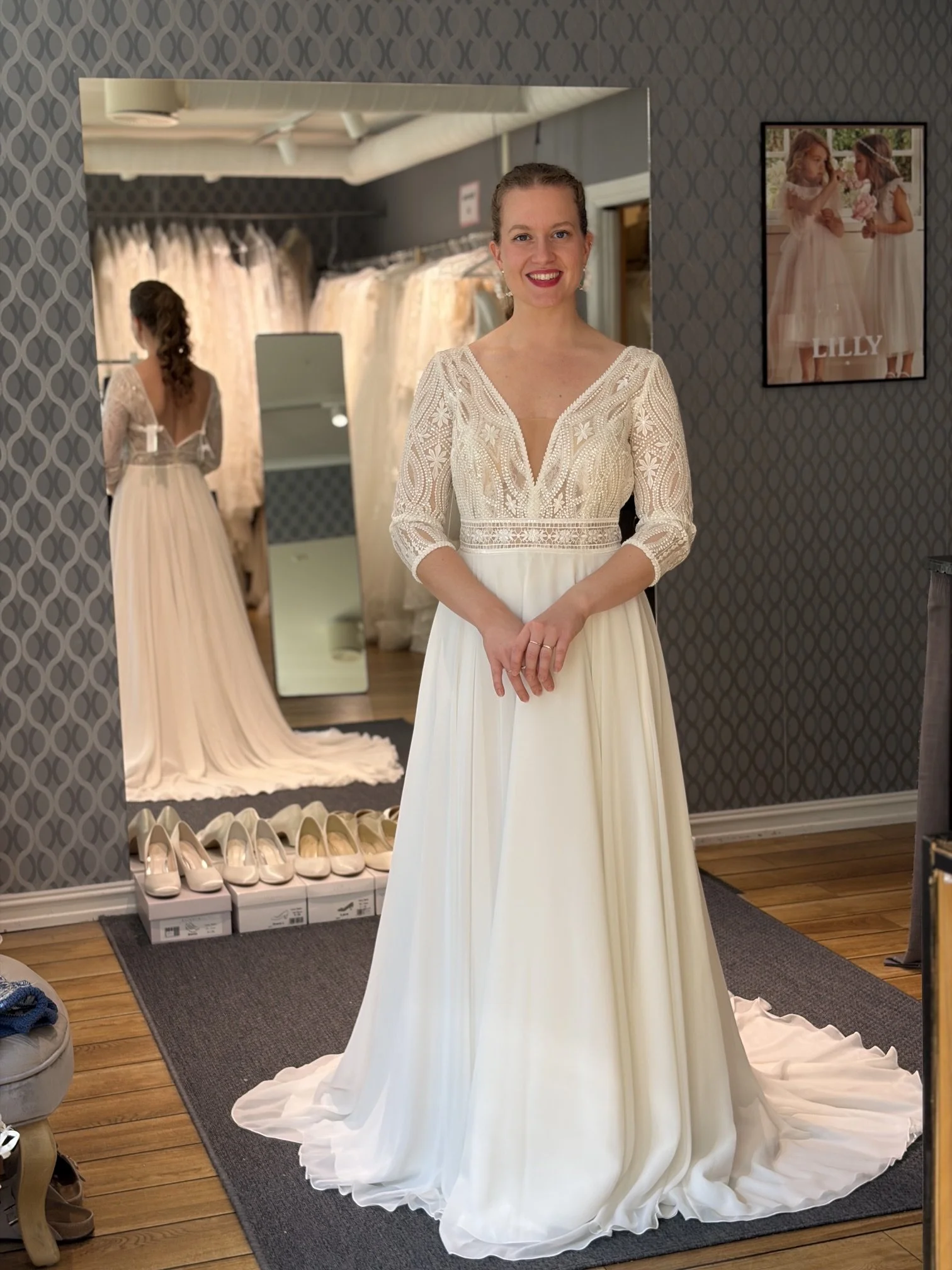 For deg som liker armer, så har vi fått inn Harriet med trekvart lange ermer og glitrende detaljer og et enkelt chiffonskjørt. Dette er en av våre nye brudekjoler