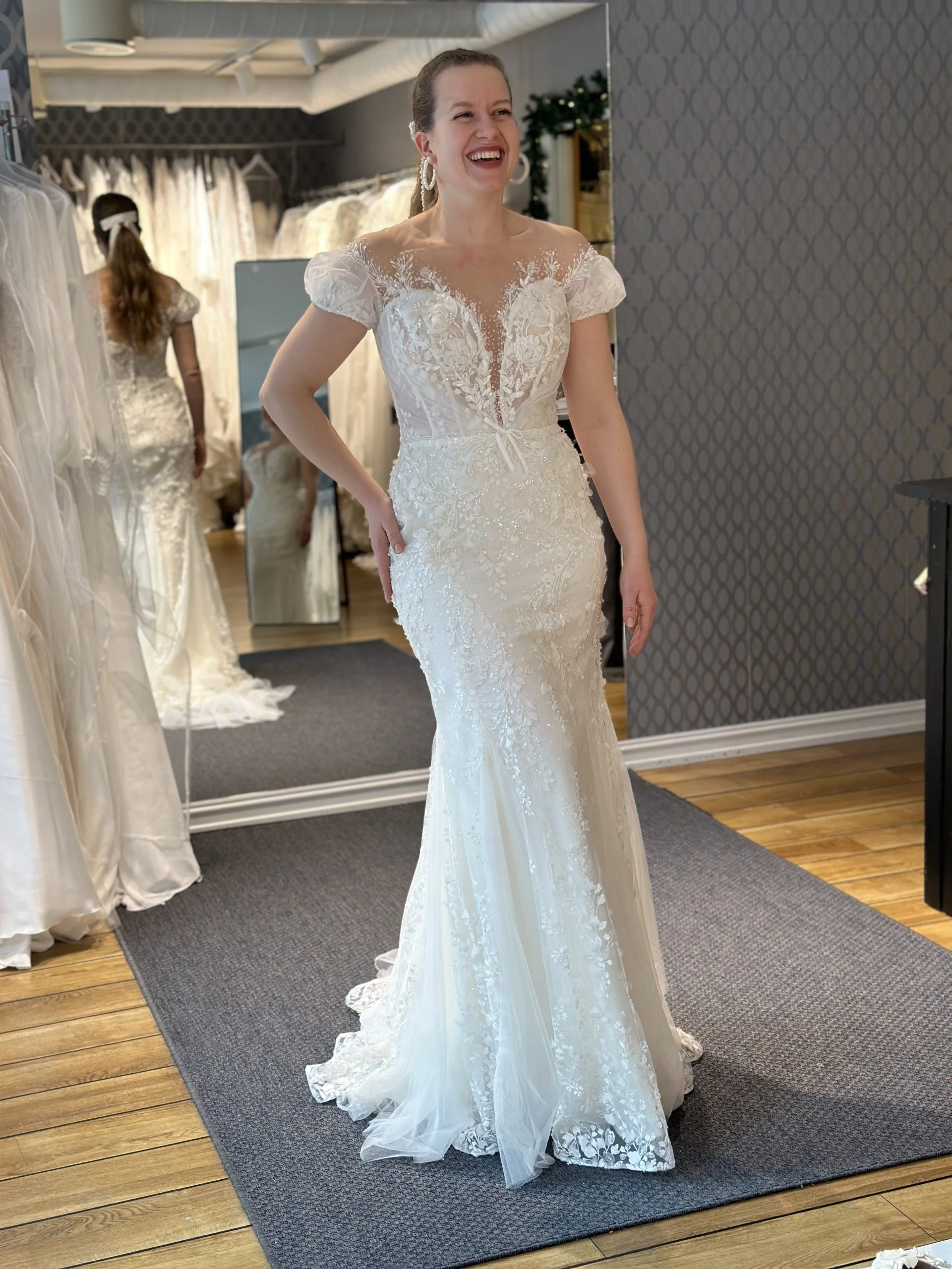 Lekker smal "Askepott" brudekjole med puffermer og mange glitrende detaljer. Denne er fra Luce + Sposa og er ubrukt.