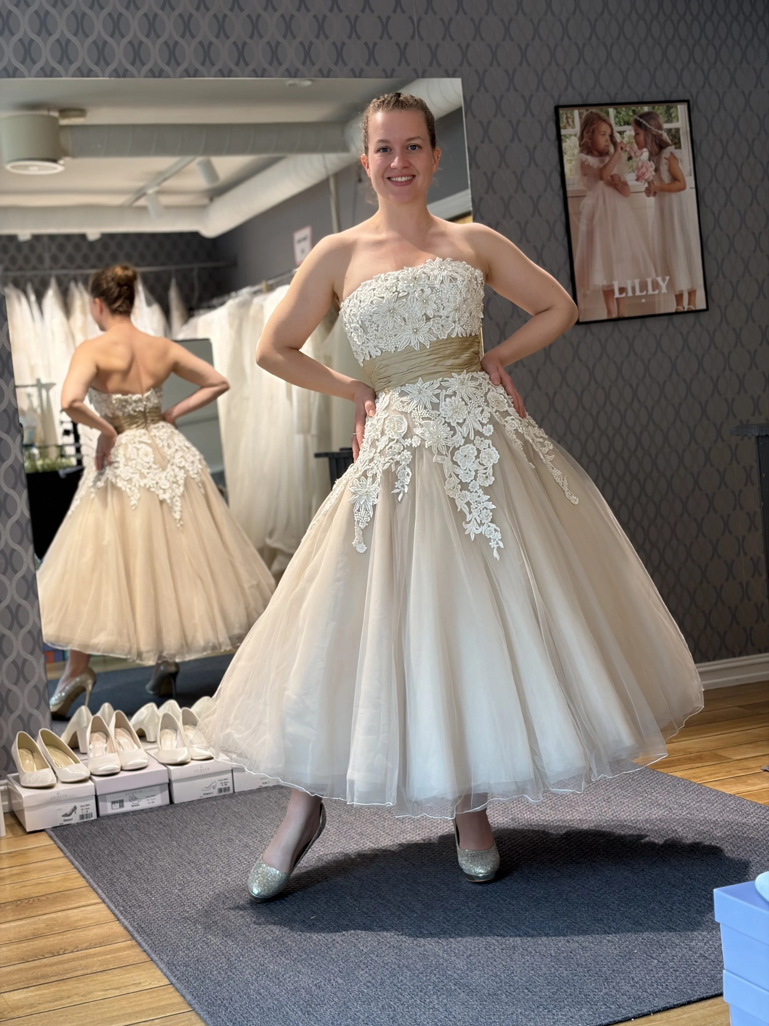 Kort, brukt brudekjole fra Justin Alexander, med lekre blonde og perledetaljer og stort tyllskjørt. Denne brudekjolen passer perfekt til festen, og den er beige med ivory detaljer. 