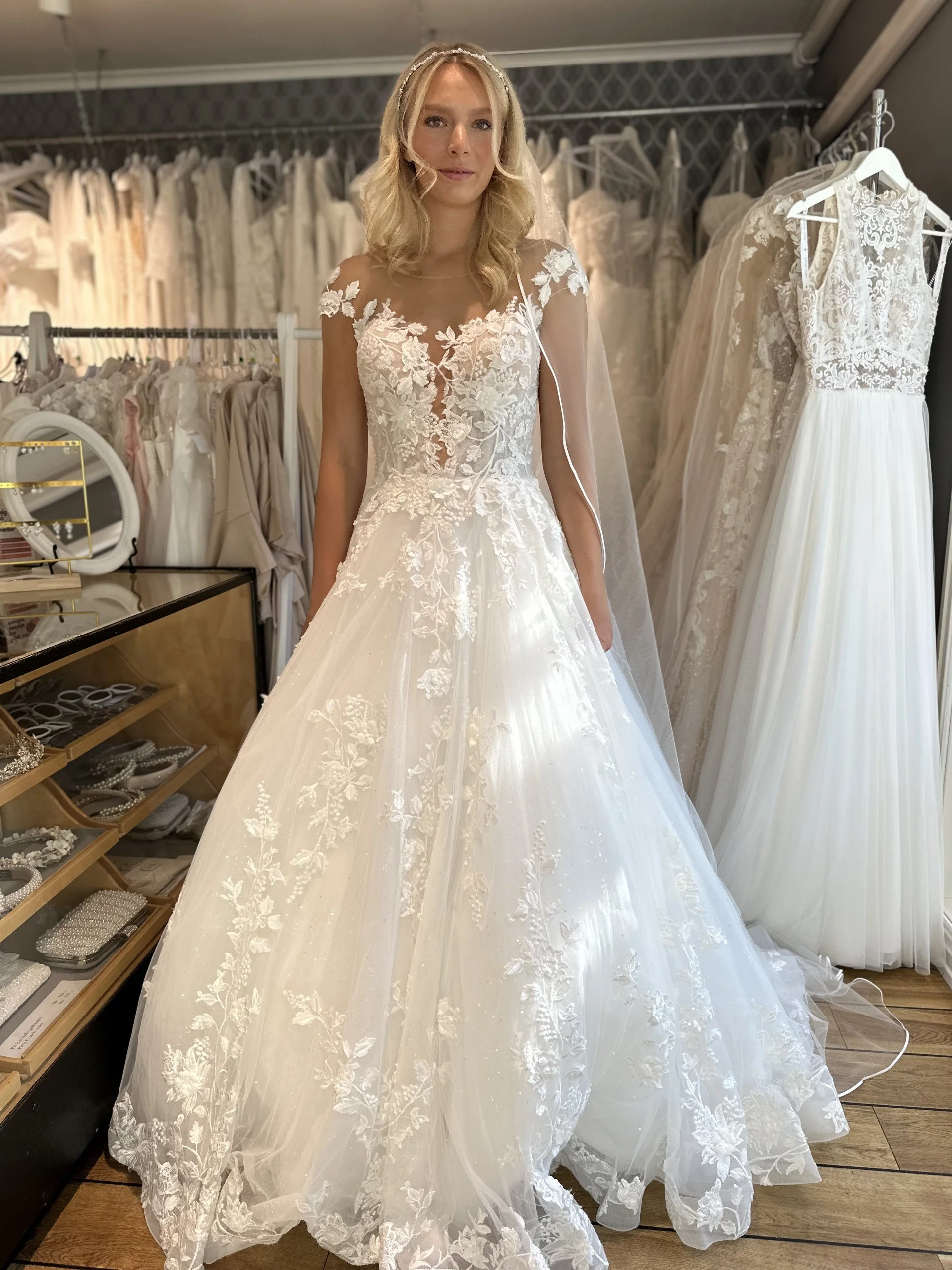 Vær prinsesse for en dag i denne vakre brudekjolen fra Blunny my dress. Denne er ubrukt.