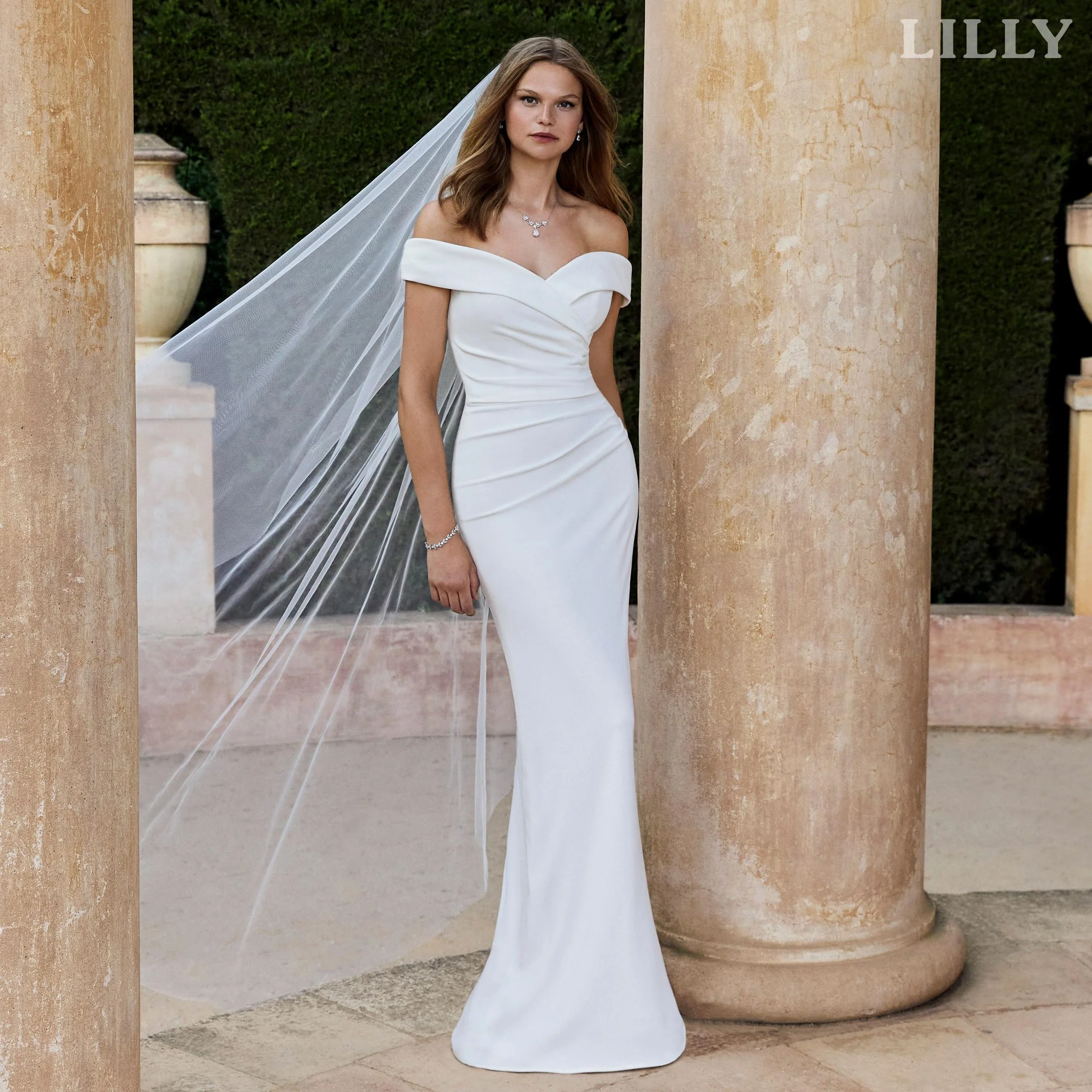 Nydelig off shoulder havfruekjole fra Lilly. Dette er en av våre nye brudekjoler. 