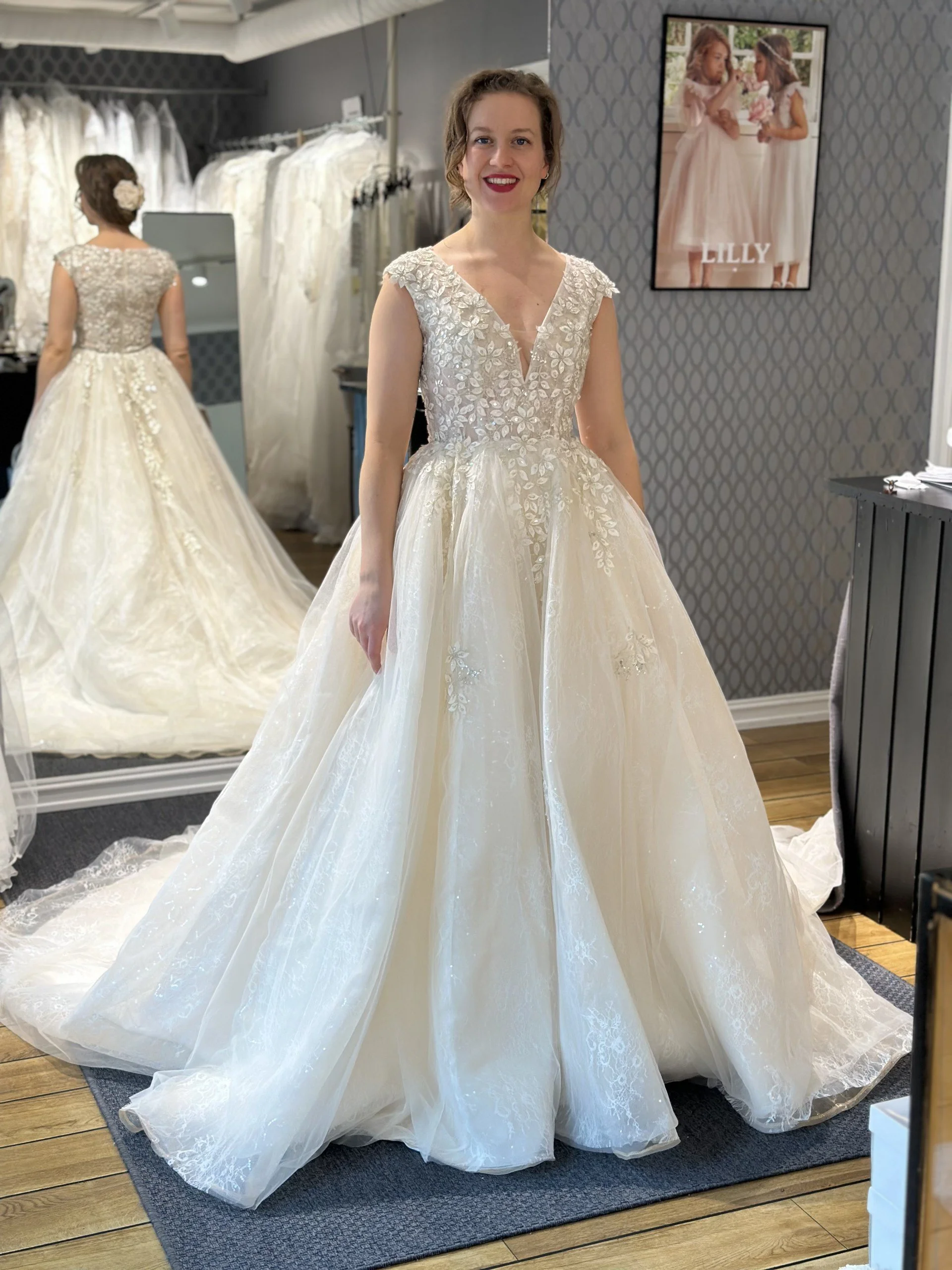 Passions brudekjole i fargen Nude fra Lilly, med glitrende detaljer, sølvfargede paljetter og påsydde applikasjoner. Denne er tett i ryggen. Dette er en av våre nye brudekjoler.