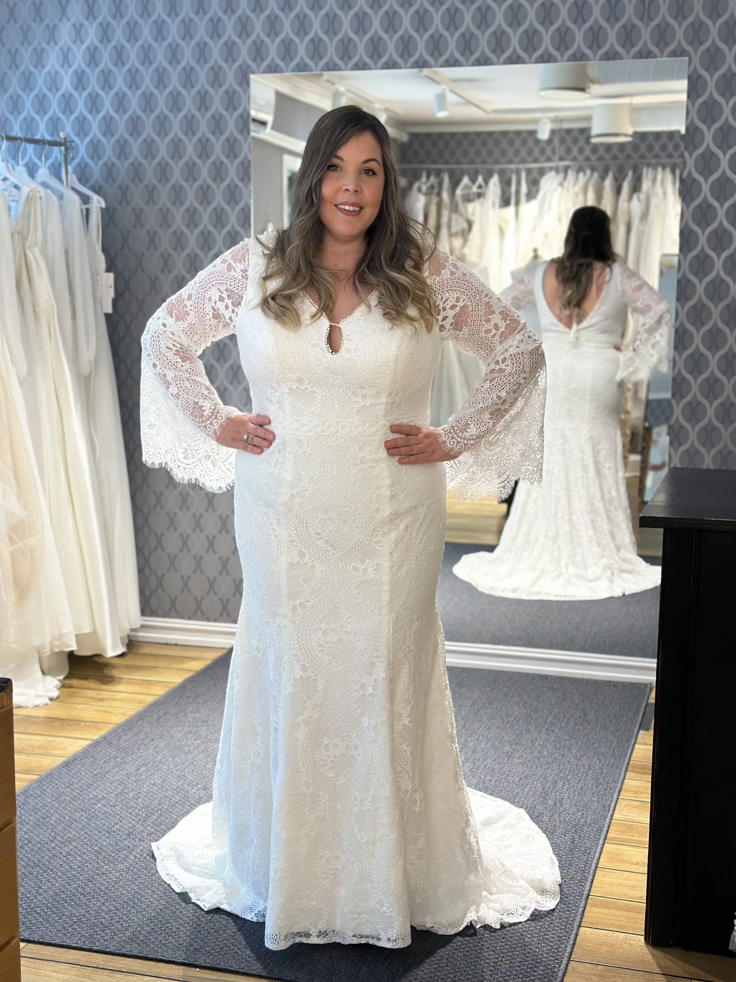 Bohemsk lekker kroppsnær brudekjole med trompetermer og blonder fra topp til tå. Dette er en brukt brudekjole