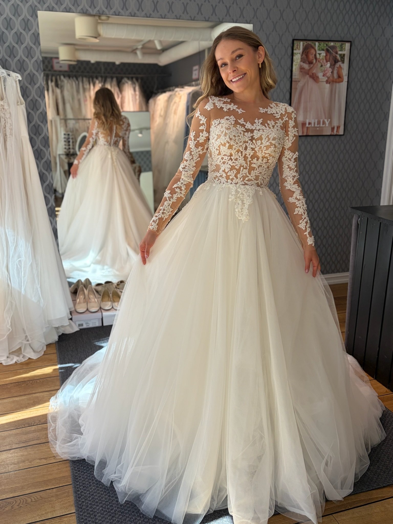 Vakker og ubrukt brudekjole fra Ricca Sposa, med lange ermer, glitrende detaljer i overdelen og tyllskjørt. Dette er en ny brudekjole, og den passer til en størrelse 32.