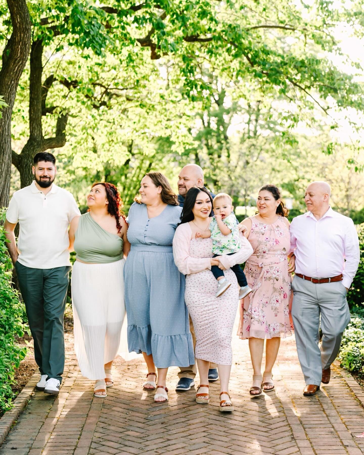 One of the prettiest generational family photo sessions I&rsquo;ve ever gotten to capture 🥰 What a perfect gift for the Mother&rsquo;s Day season. And Chicago in May is my absolute favorite. I cannot get over how beautiful the tulips and blooms were