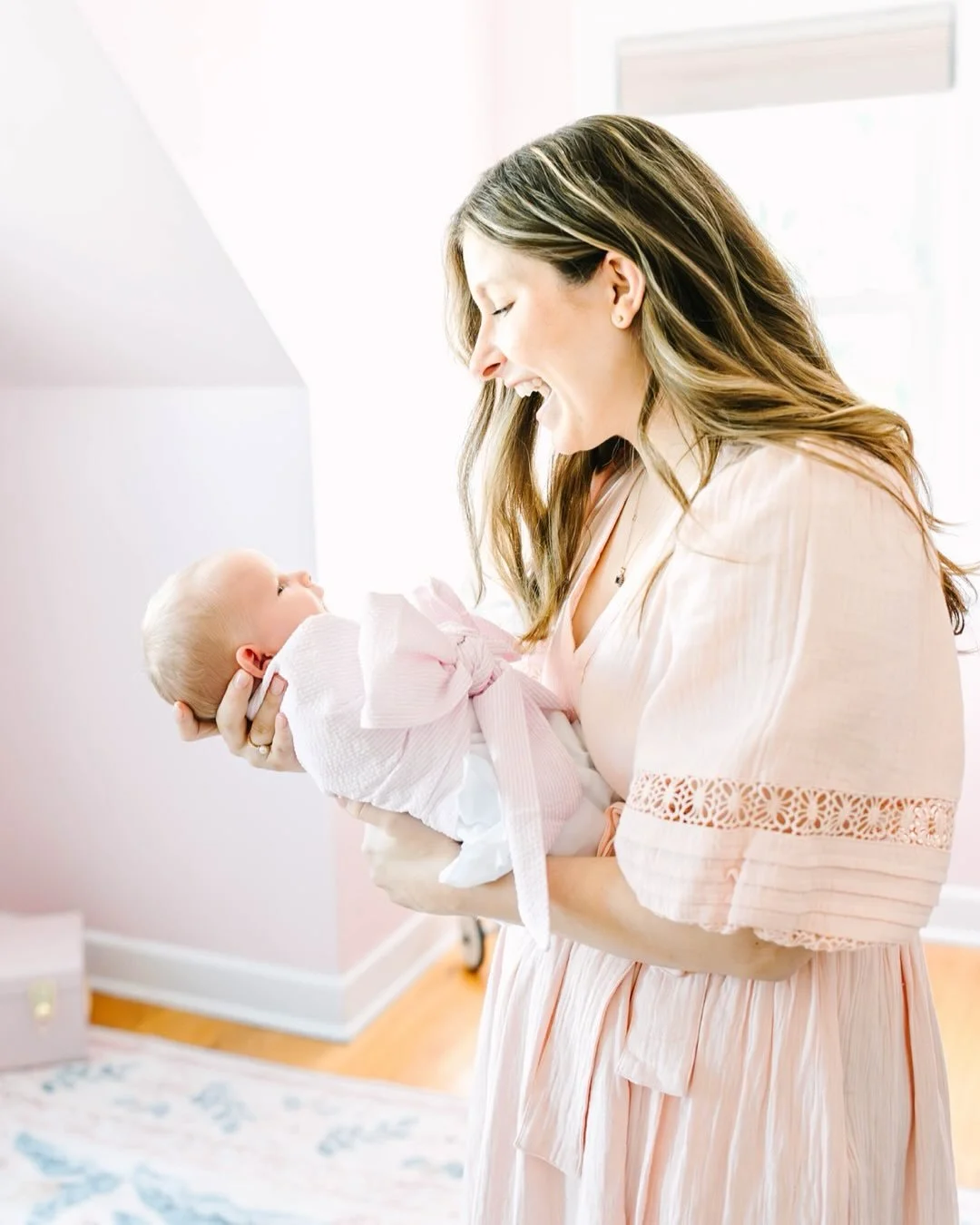 Welcome to the world, sweet baby Julia! 🎀 
It feels just like yesterday that it was Hannah &amp; Ryan&rsquo;s wedding day and now they&rsquo;re the sweetest family of three. As a girl dad capturing these two with their first baby girl, it brought ba