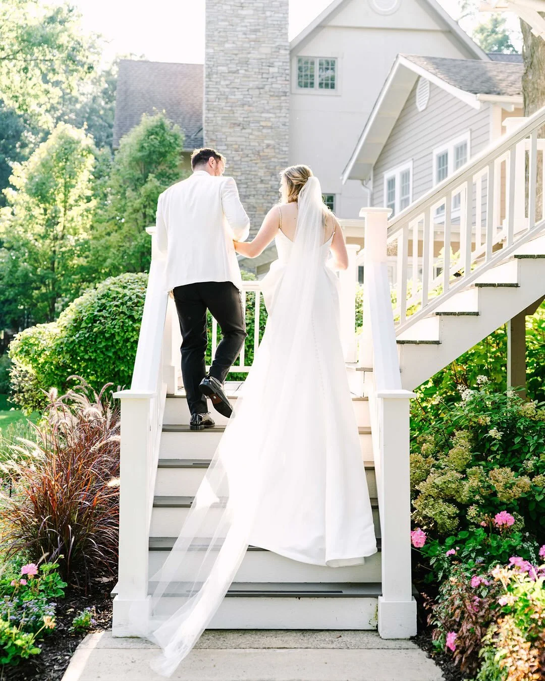 We&rsquo;ve always wanted to be transported to a real life Nancy Myers movie 🥰 what an absolute dream day with Sarah &amp; Noah. Their home, the light, the lake, but most of all, the people. 

@lexileehair 
@jjbridalartistry 
@lilypotsevents 
@simpl