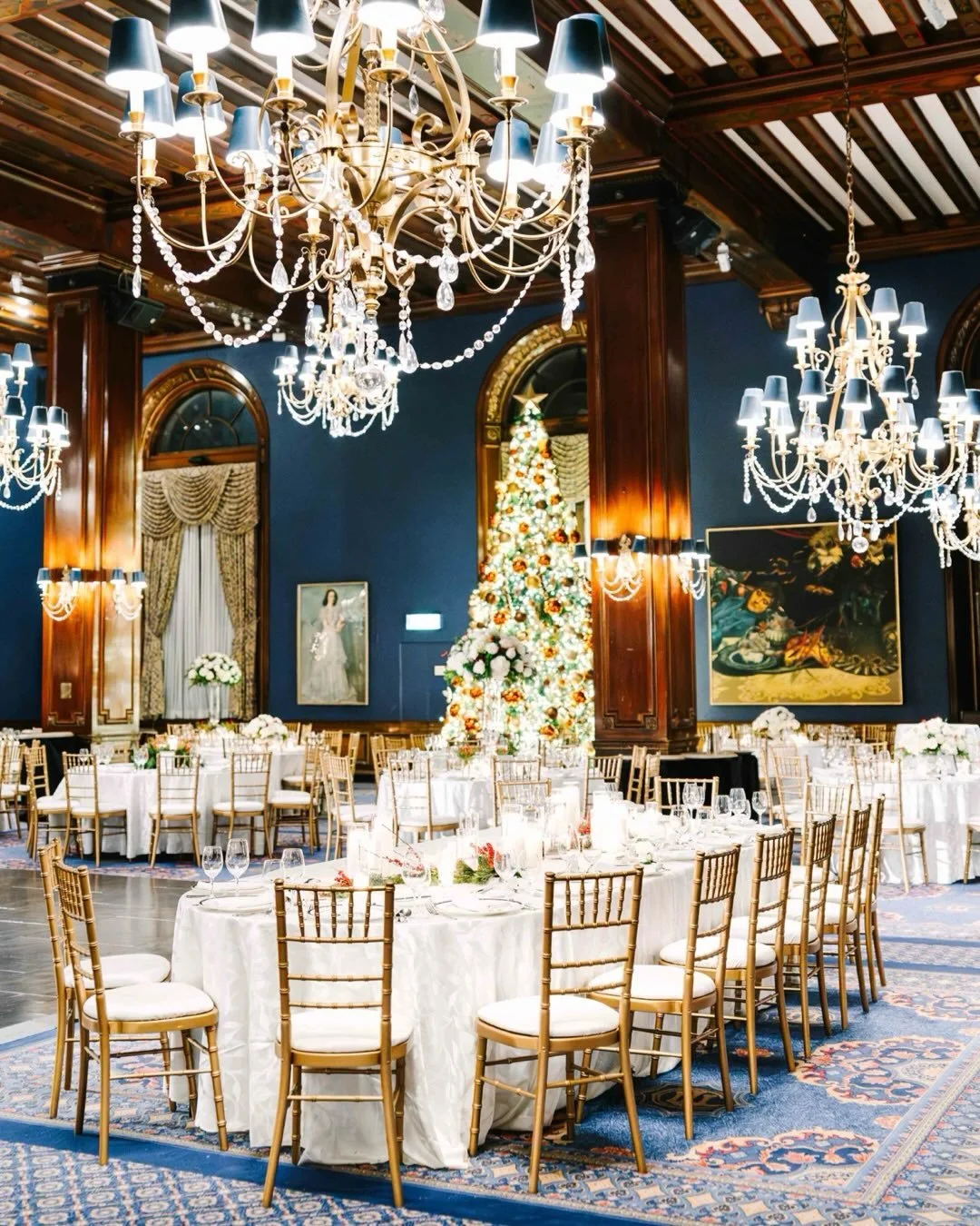 Only 2 more sleeps till Christmas 🎄 
&hellip;and this Christmas wedding is still such a dream. That ballroom at @ulcchicago was one of the most breathtaking spaces we&rsquo;ve ever stepped foot in. 🥰

Venue / @ulcchicago 
Planning / @chelseagildeda