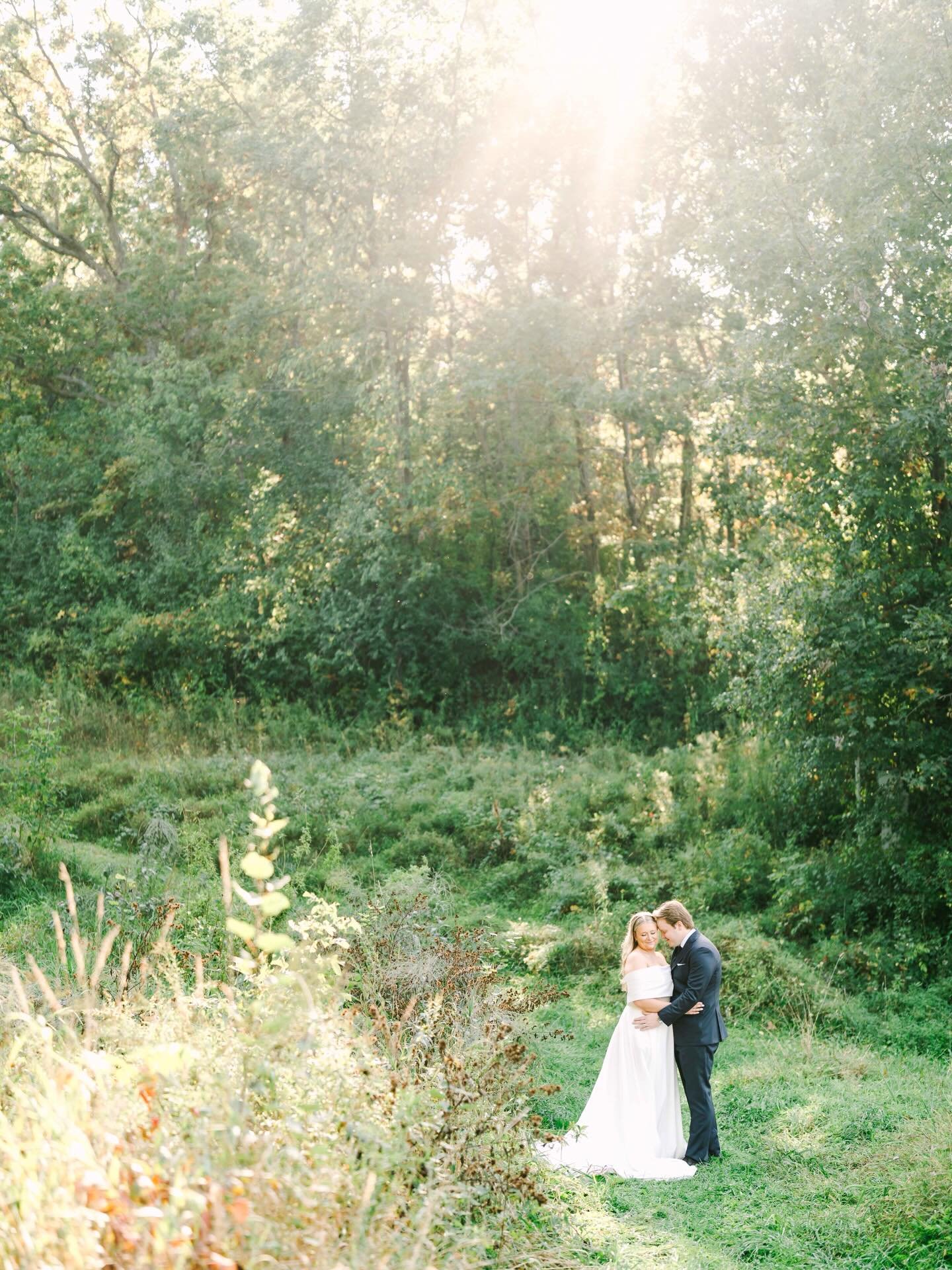 Dreaming of sunshine and various shades of yellows and greens. Thomaz and Lauren&rsquo;s day filled with warmth and intentionality live rent free in our heads.
