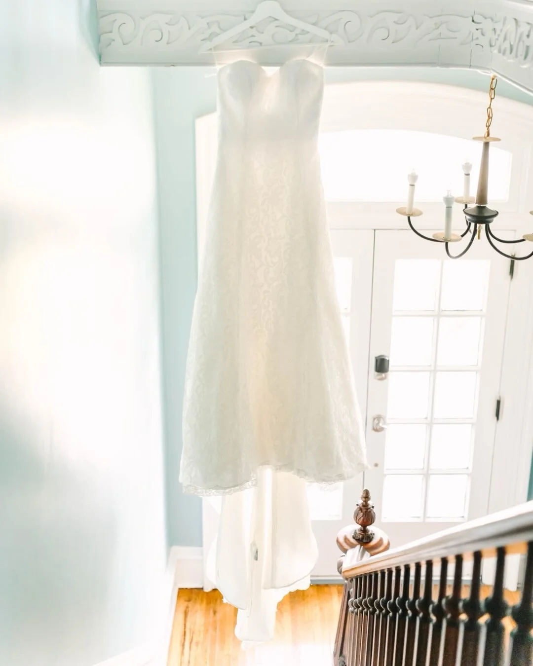 Dreaming of warm mornings arriving to where our bride is getting ready and being encompassed by the energy and excitement of everything that&rsquo;s to come for the day. 🌞 

@graceful_events_weddings 
@trellisweddings 
@dj_felix_entertainment 
@lake