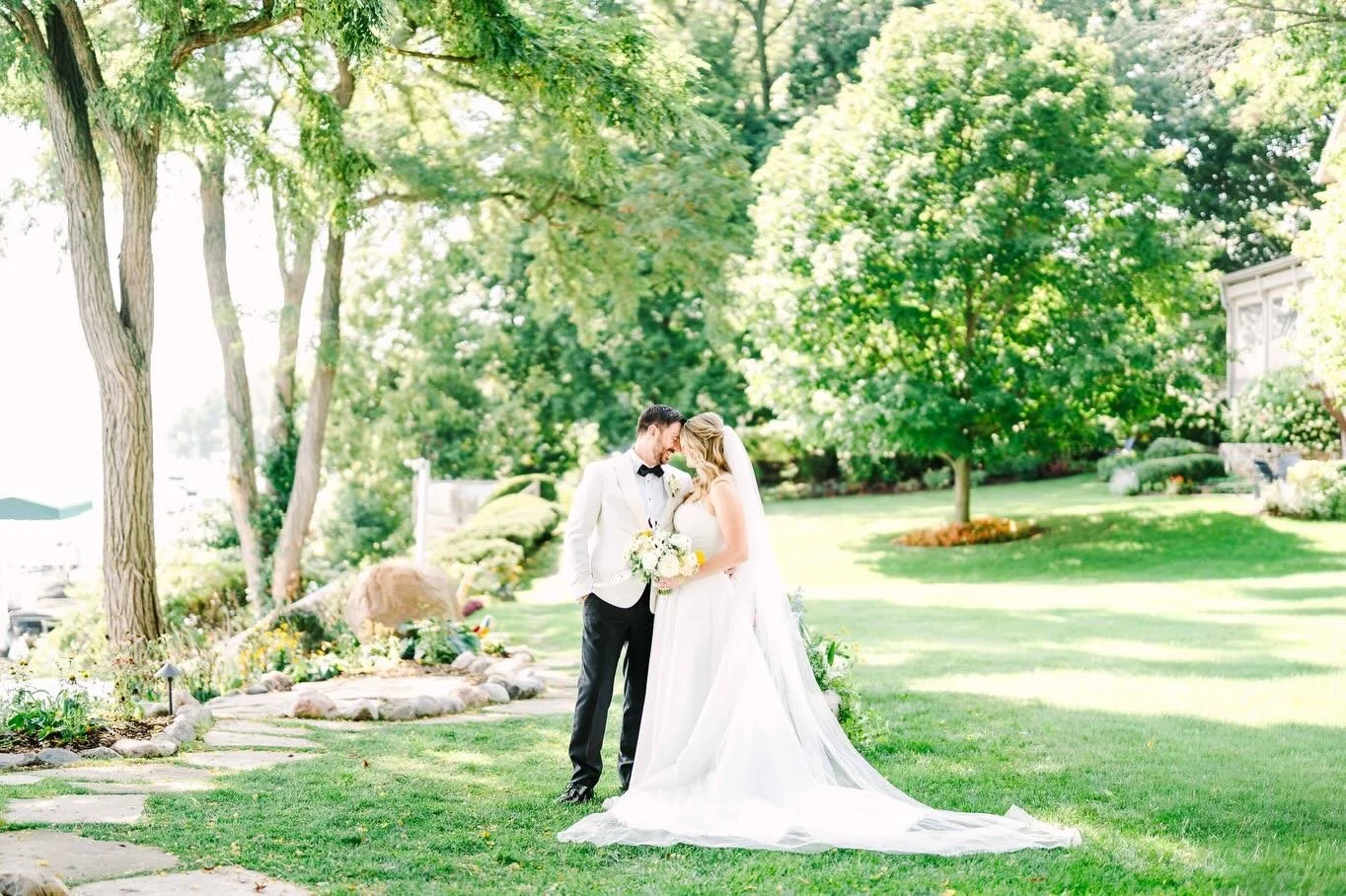 Lakeside wedding perfection 👌 
Celebrating warm temperatures, sunshine, spring, and being one day closer to the start of Spring &amp; Summer weddings. ☀️ 

@simplydetailedweddinglg 
@lakegeneva_riviera_weddings 
@jordanimhoffphotography 
@lilypotsev