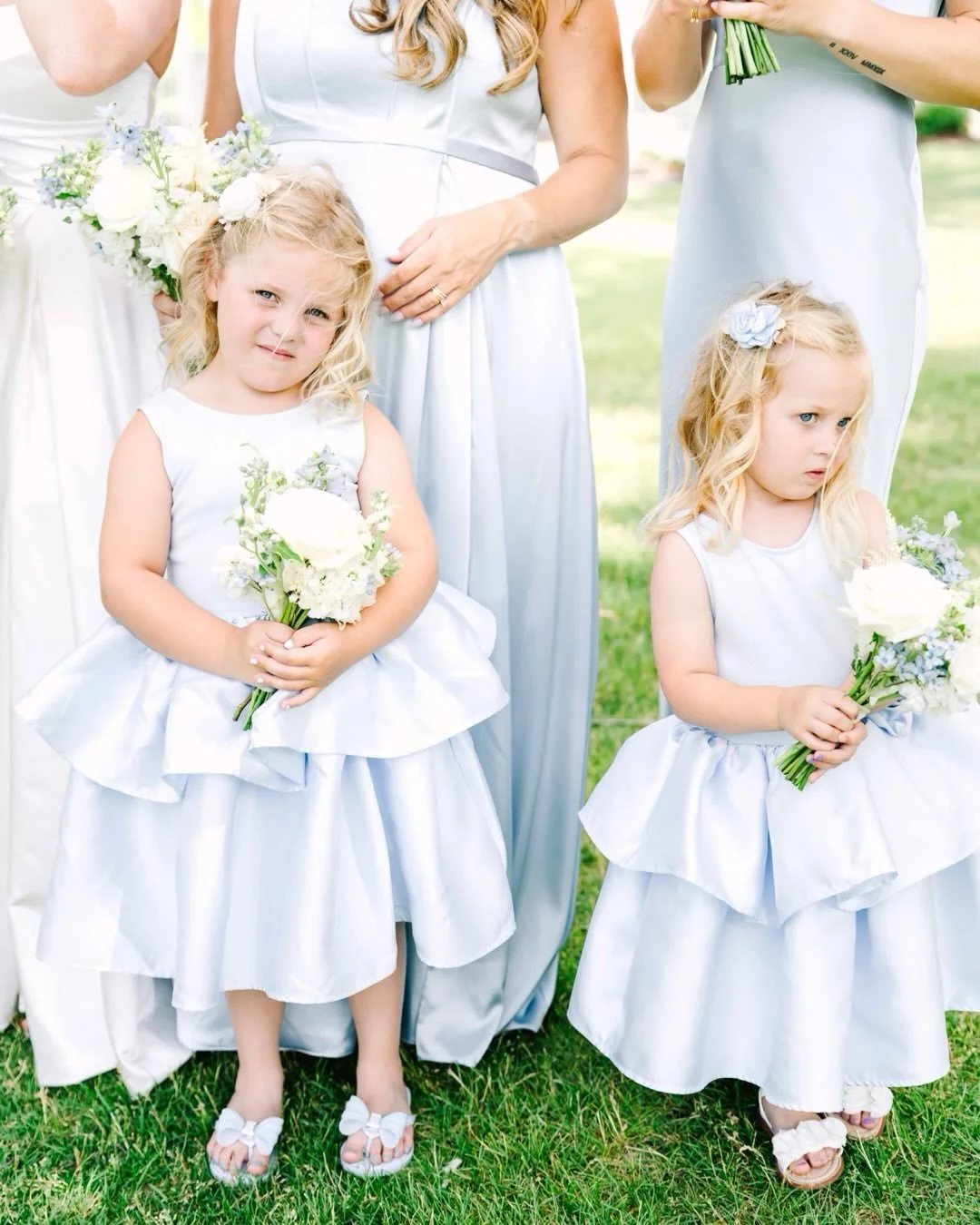 Lake Geneva Blue 🩵 

Truly one of our most favorite summer lakeside color pallets. Give us all the elegant nautical vibes. 

@petals_n_bloom 
@abbeyresort
