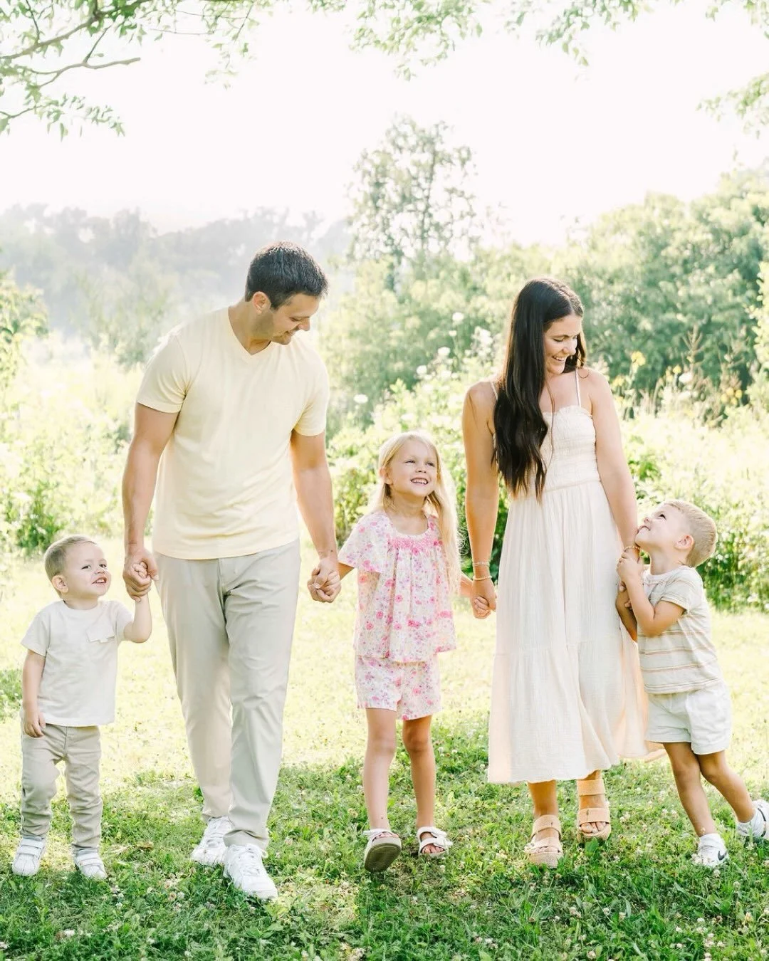 There are so many family sessions from this summer/early fall that I haven&rsquo;t taken the time to share yet! October is always the busiest time for family sessions, so I can&rsquo;t think of a better time to finally share 🥰 It was such a treat to