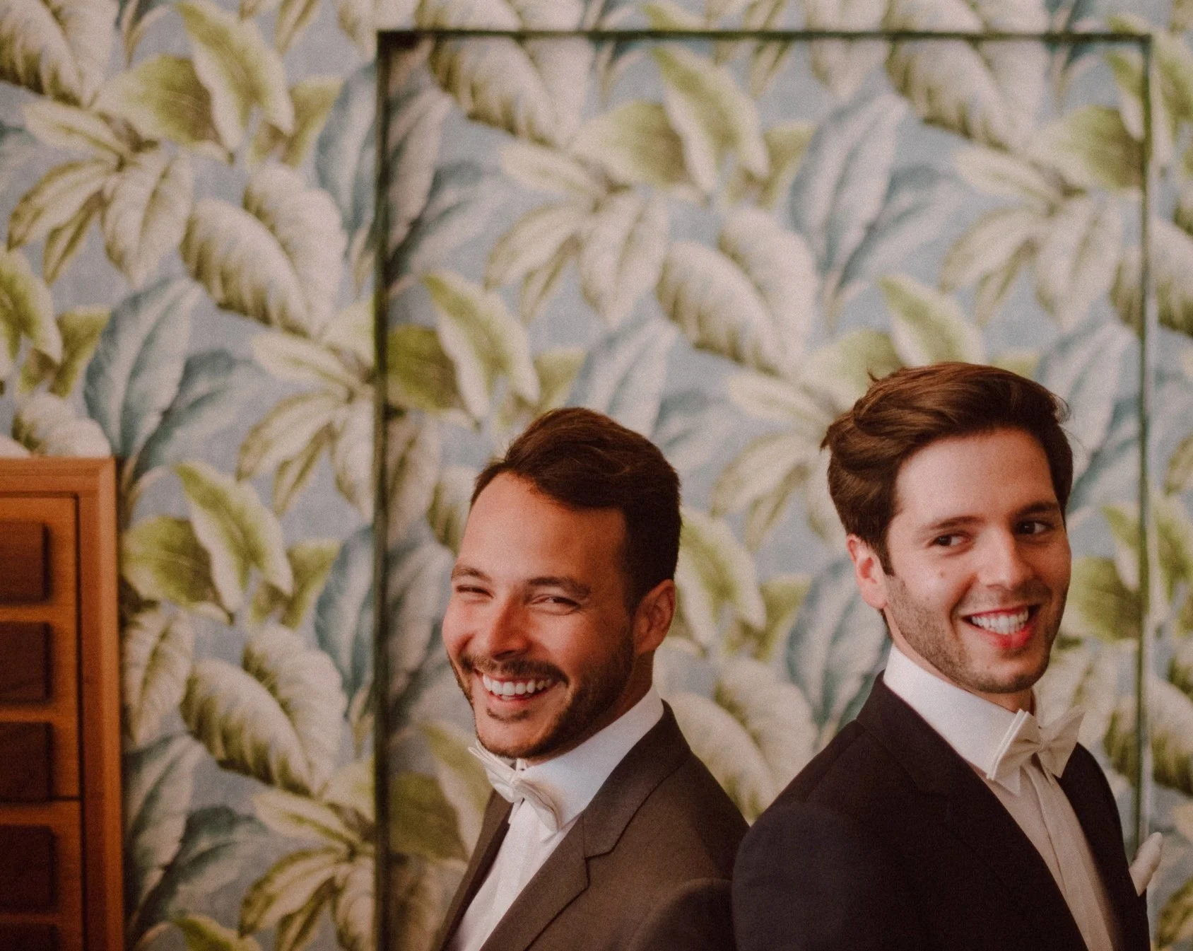 Gustavo et Romain en smoking. Symbolisant le service de conciergerie de GPA aux États-Unis le plus complet et de bout en bout, « Unlimited », offert par l'agence.