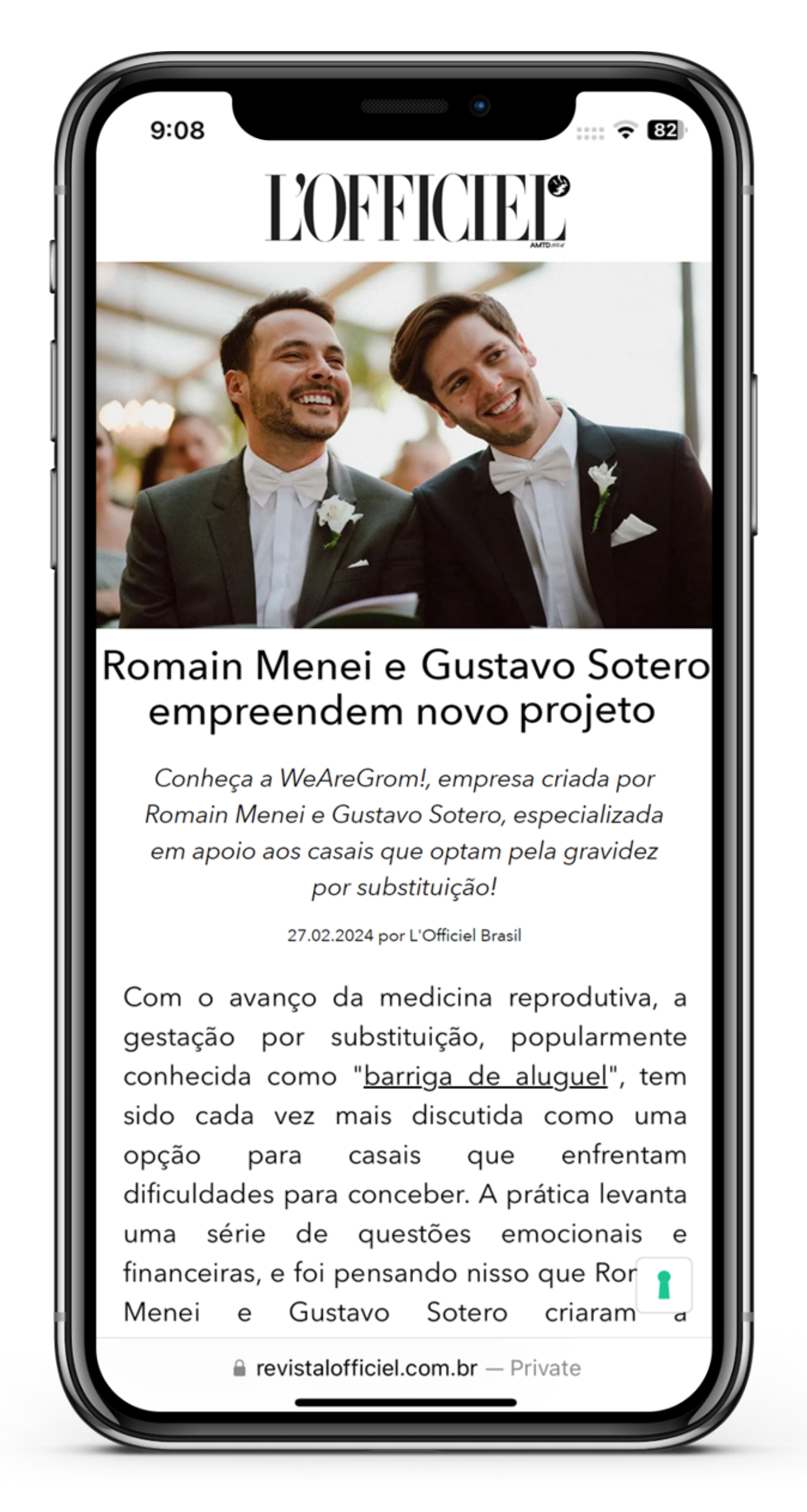 Smartphone affichant un article de L'OFFICIEL Brasil sur Romain Menei et Gustavo Sotero qui lancent un nouveau projet, avec une photo de deux hommes en smoking souriant lors d'un événement.