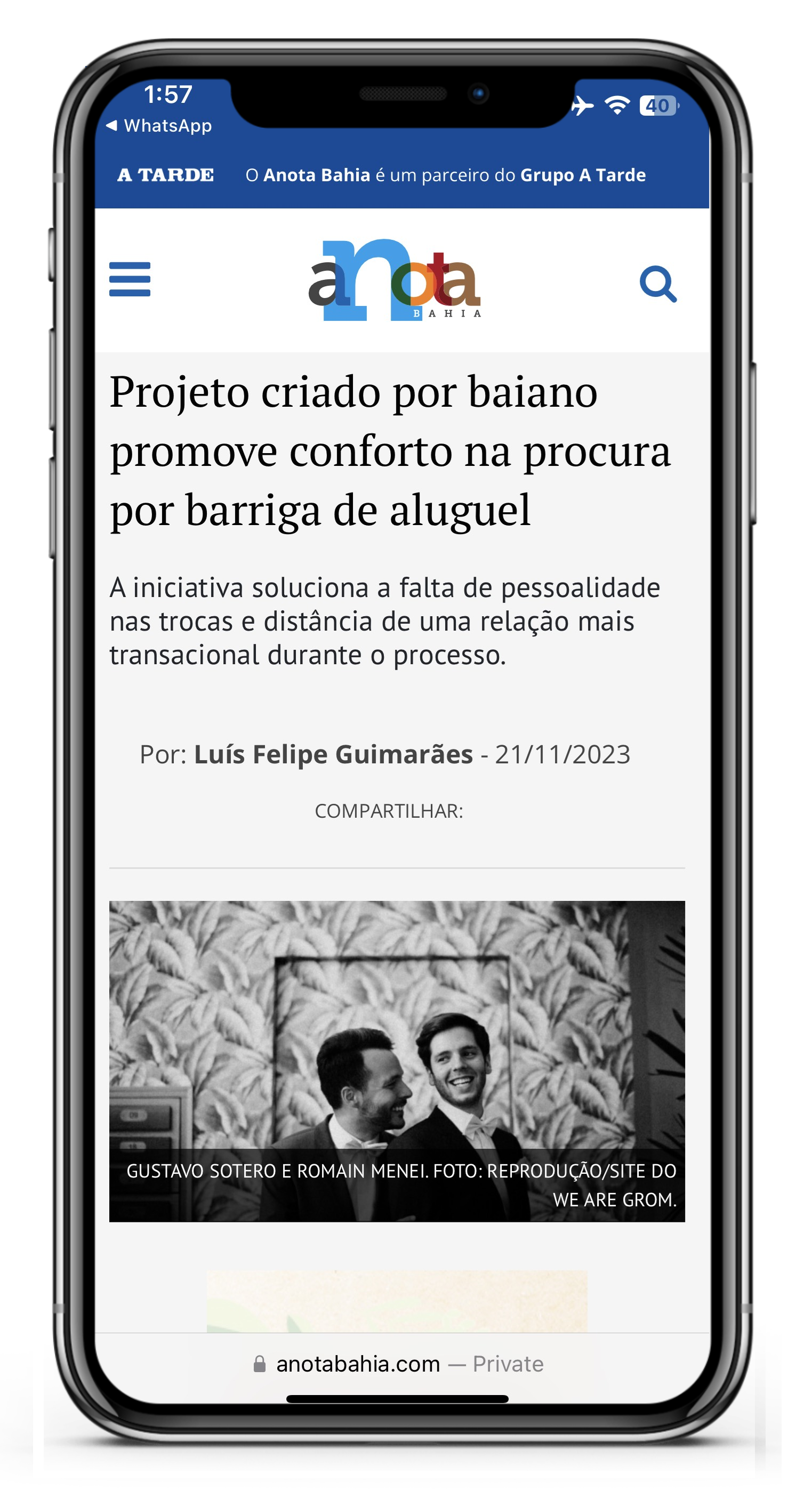 Écran d'iPhone affichant un article de presse du 'Jornal A Tarde' sur WeAreGrom! Surrogacy Planners, avec un titre sur ce projet qui aide les futurs parents LGBTQ+ internationaux à avoir des enfants.