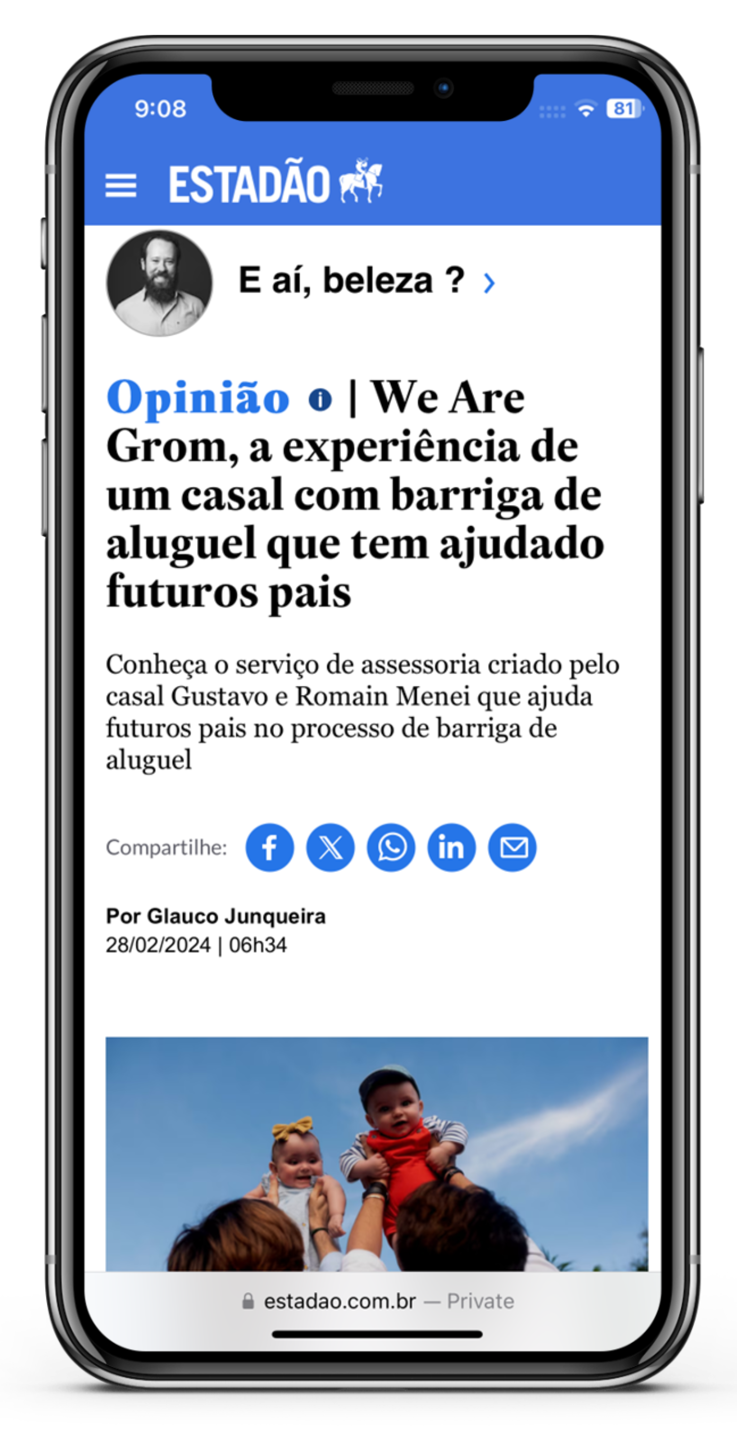 Écran d'iPhone affichant un article du journal 'Estadão' sur WeAreGrom! Surrogacy Planners, avec un titre sur Gustavo et Romain qui aident les futurs parents internationaux, et une image d'enfants soulevés en l'air.
