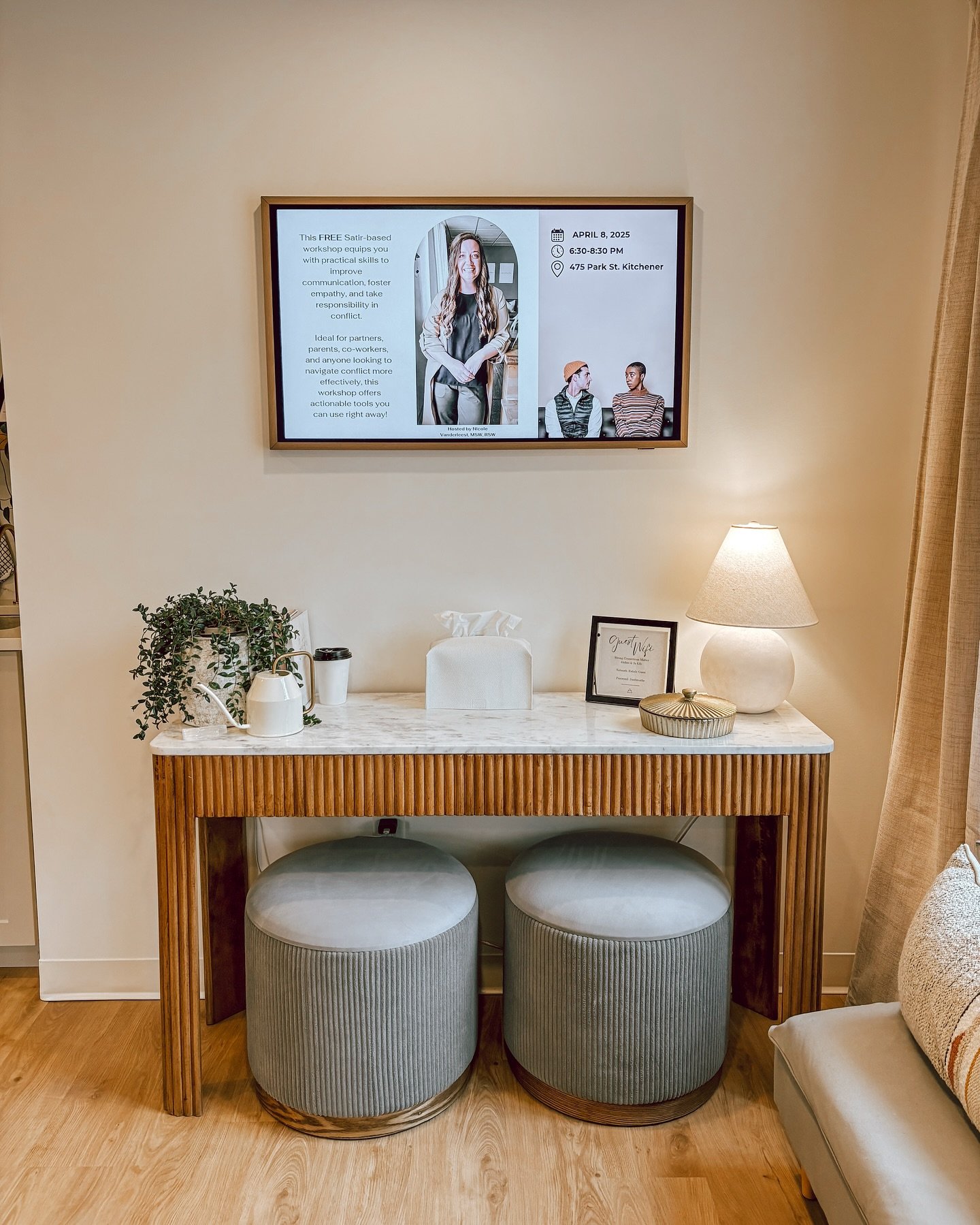 Whenever I see a blank wall, my brain goes wild with a million ideas.
Like, I instantly start planning—paint, art, shelves… the whole vibe.
But honestly? The finished look is almost never what I originally pictured.
That’s just ho