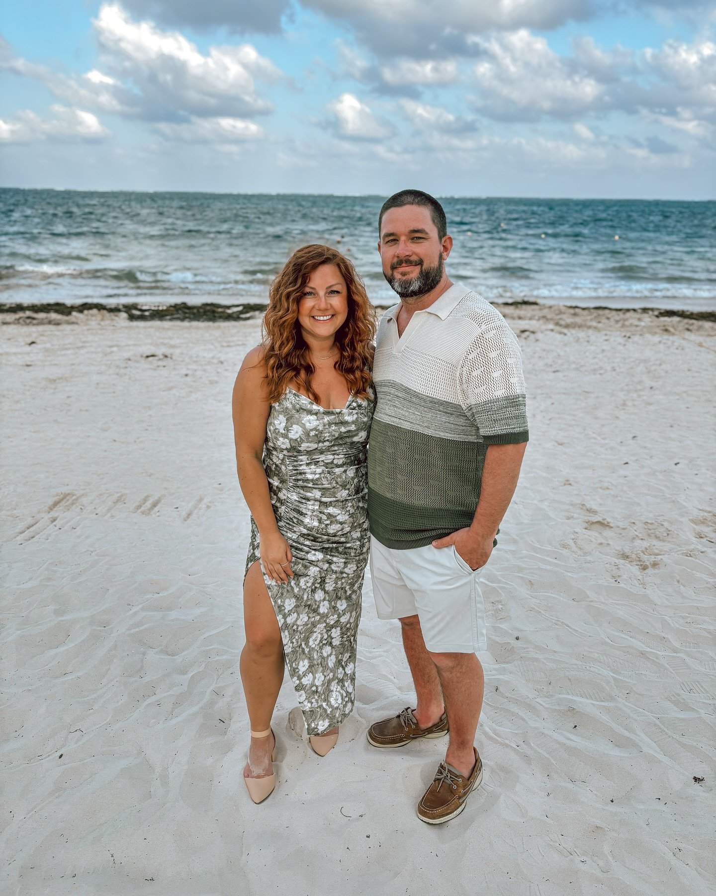 What did the ocean say to the sand?!
Nothing it just waved! 🌊🏝️
💍👰🤵