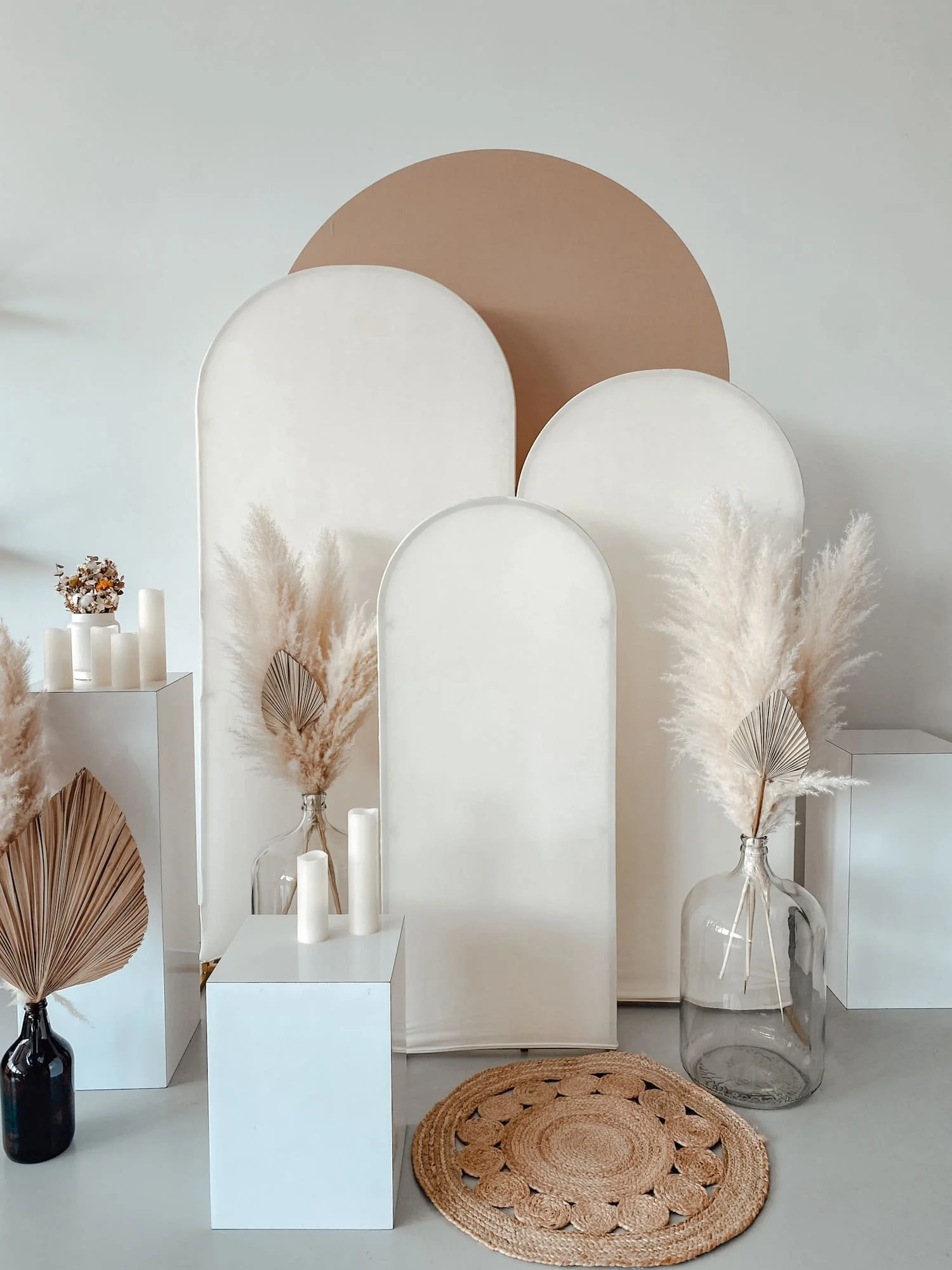 Arches beiges et accessoires bohèmes au Kptur Studio