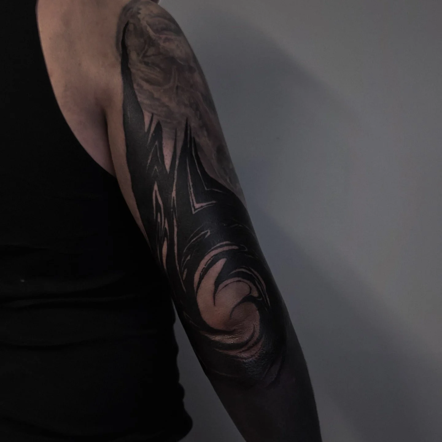 ⚫️ Dark Art Blackwork 🟠

.
.
.
.
.
.
Booking for 2026 in NYC
.
Take care of your tattoo, eat good, listen to your body. I did my part, now your body has to do its part and you also have to do yours.🔥
.
Blackwork Tattoo Artist located in NYC
.
Be re