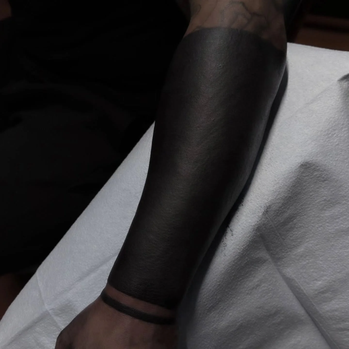 Blackout Lower Arm Band
.

.
.
.
.
.
.
Booking for 2026 in NYC
.
Take care of your tattoo, eat good, listen to your body. I did my part, now your body has to do its part and you also have to do yours.🔥
.
Blackwork Tattoo Artist located in NYC
.
Be r