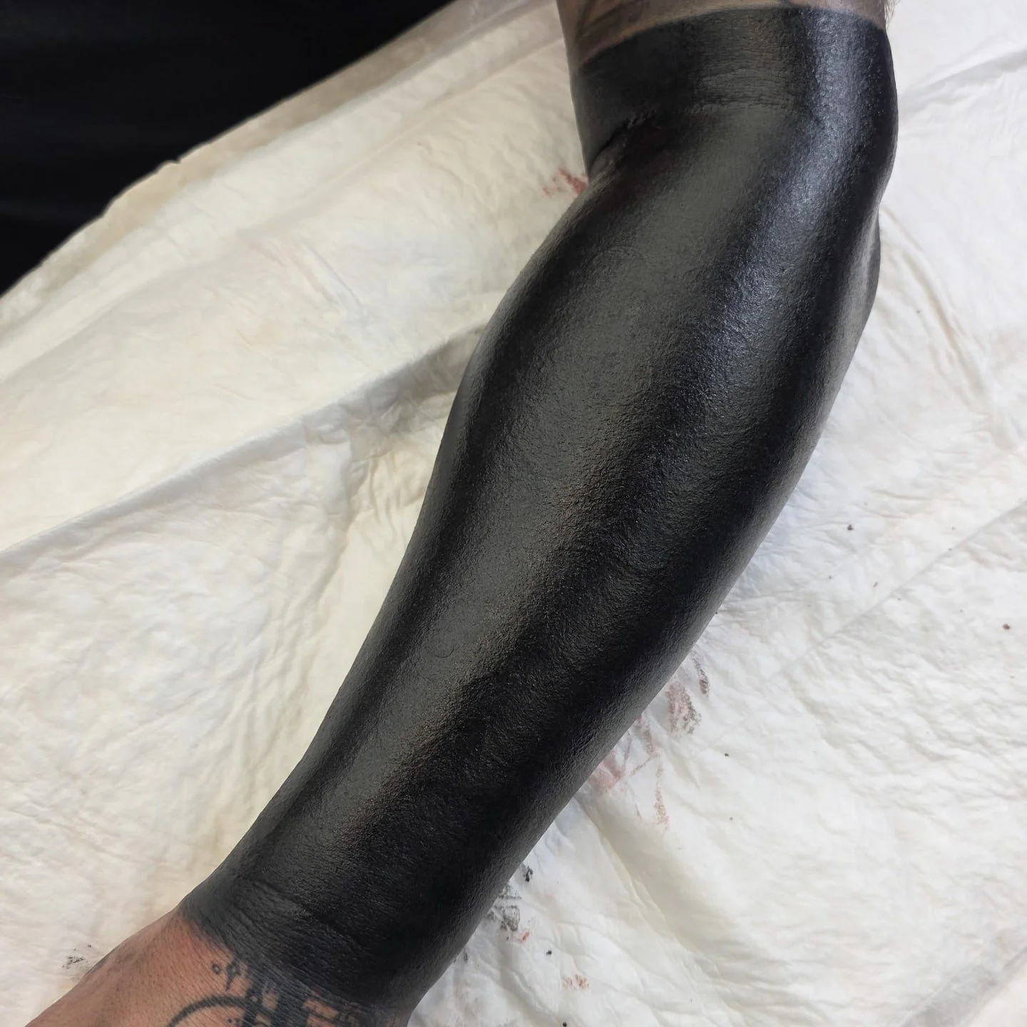 Blackout 😤
.
.

.
.
.
.
.
.
Booking for 2026 in NYC
.
Take care of your tattoo, eat good, listen to your body. I did my part, now your body has to do its part and you also have to do yours.🔥
.
Blackwork Tattoo Artist located in NYC
.
Be respectful 