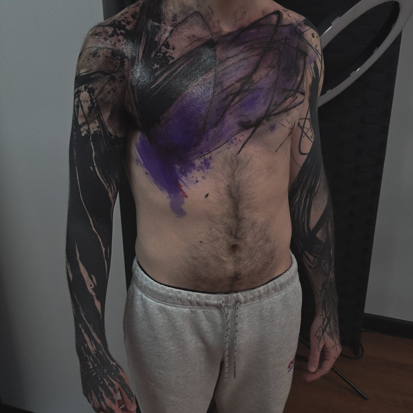 Session 1 on the chest
Arms healed

.
.
.
.
.
.
Booking for 2026 in NYC
.
Take care of your tattoo, eat good, listen to your body. I did my part, now your body has to do its part and you also have to do yours.🔥
.
Blackwork Tattoo Artist located in N