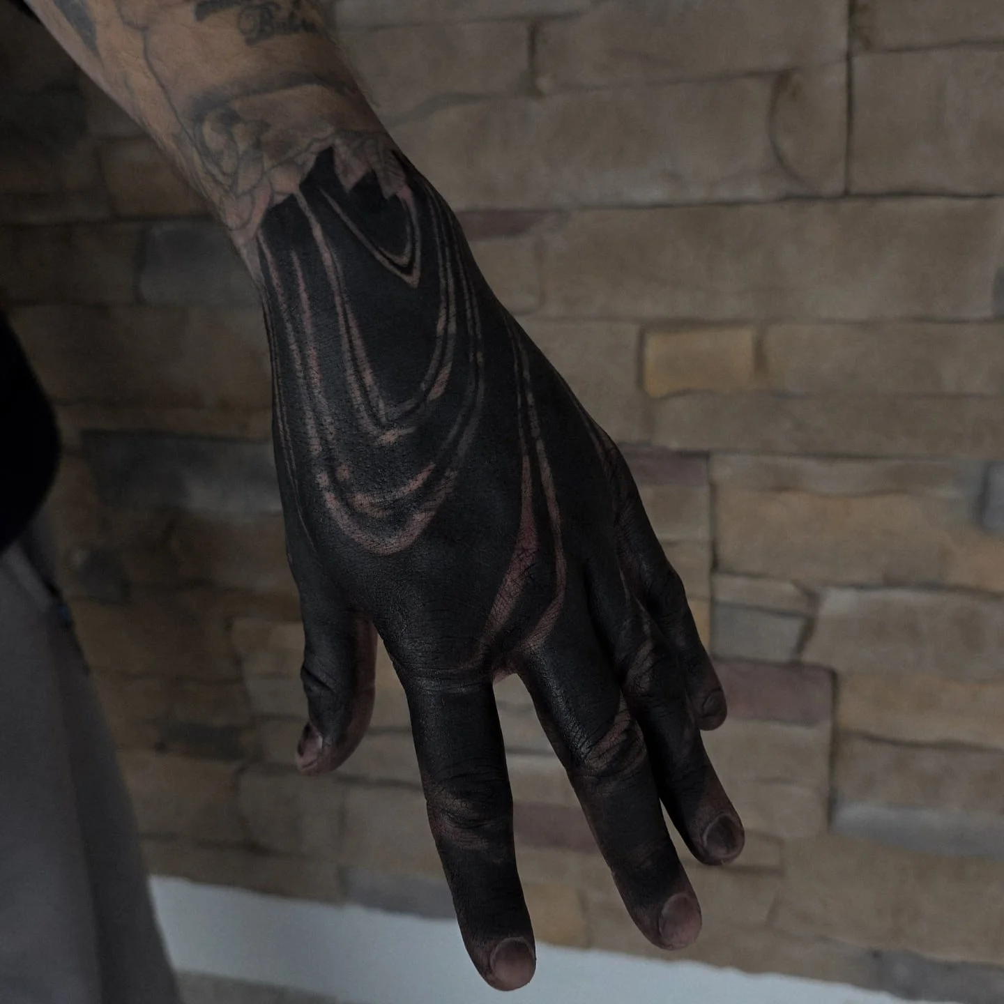 Suminagashi Blackwork Hand

.

.
.
.
.
.
.
Booking for 2026 in NYC
.
Take care of your tattoo, eat good, listen to your body. I did my part, now your body has to do its part and you also have to do yours.🔥
.
Blackwork Tattoo Artist located in NYC
.
