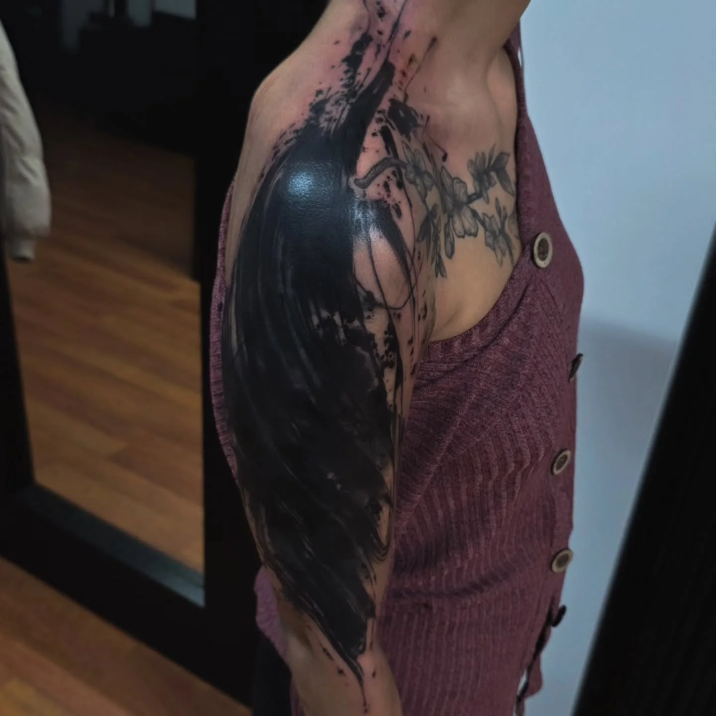 Cover up, over cover up. 
Blackwork Abstract
.
.
.
.
.
.
.
Booking for 2026 in NYC.
.
Take care of your tattoo, eat good, listen to your body. I did my part, now your body has to do its part and you also have to do yours.🔥
.
Blackwork Tattoo Artist 