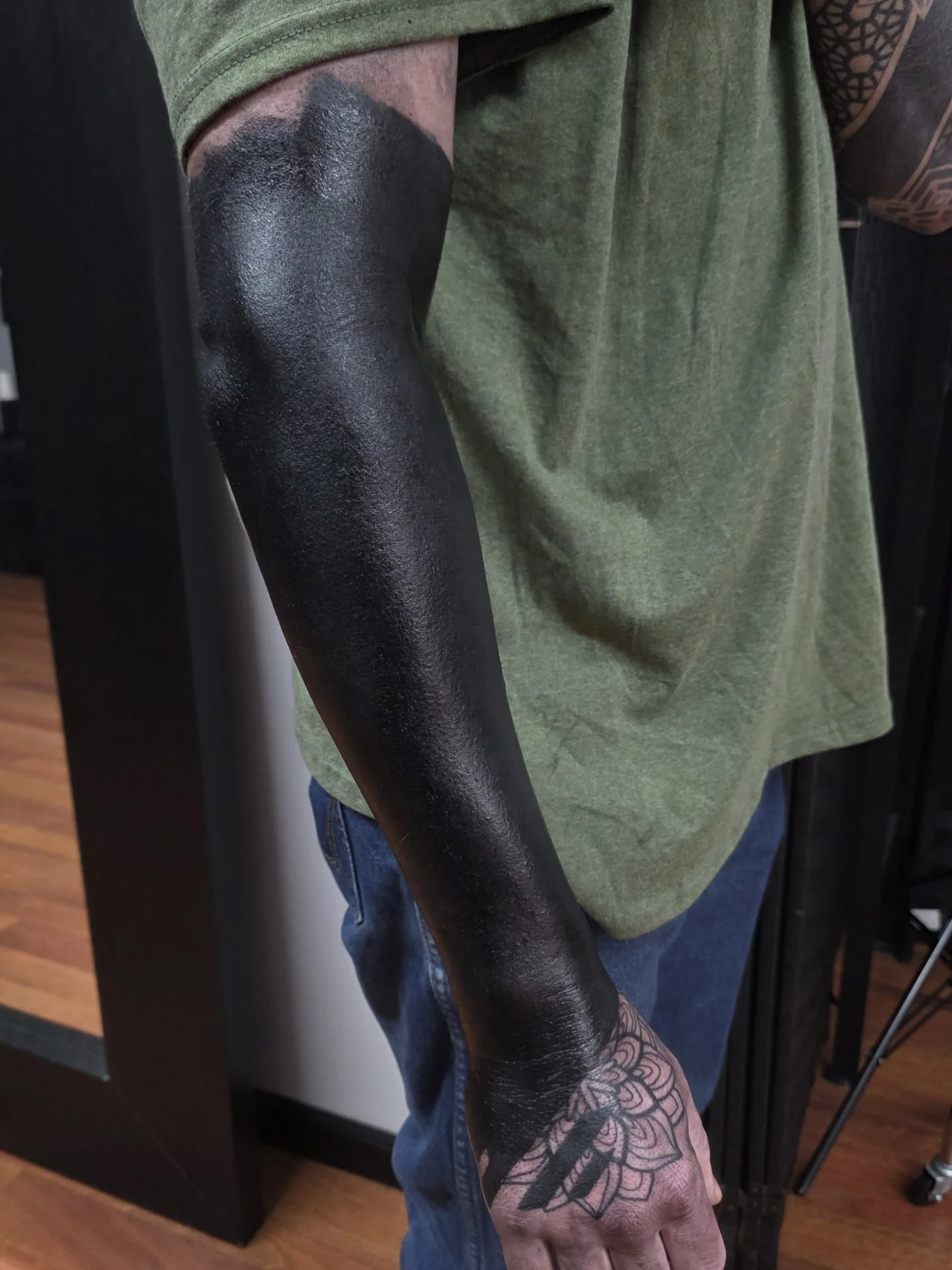 Blackout sleeve started

.
.
.
.
.
.
.
Booking for 2026 in NYC.
.
Take care of your tattoo, eat good, listen to your body. I did my part, now your body has to do its part and you also have to do yours.🔥
.
Blackwork Tattoo Artist located in NYC
.
Be 