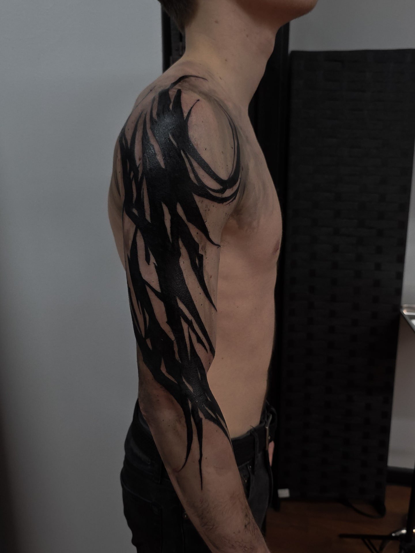 Gothic Tribal
.
.
.
.
.
.
.
.
Booking for 2026 in NYC.
.
Take care of your tattoo, eat good, listen to your body. I did my part, now your body has to do its part and you also have to do yours.🔥
.
Blackwork Tattoo Artist located in NYC
.
Be respectfu