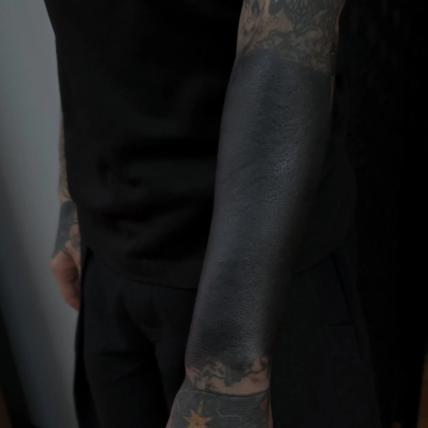 Blackout Session 1
.
.
.
.
.
.
.
.
Booking for 2026 in NYC.
.
Take care of your tattoo, eat good, listen to your body. I did my part, now your body has to do its part and you also have to do yours.🔥
.
Blackwork Tattoo Artist located in NYC
.
Be resp