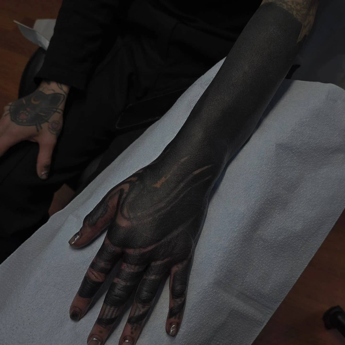 Suminagashi hand.
Arm almost fully healed
.
.
.
.
.
.
.
.
Booking for 2026 in NYC.
.
Take care of your tattoo, eat good, listen to your body. I did my part, now your body has to do its part and you also have to do yours.🔥
.
Blackwork Tattoo Artist l