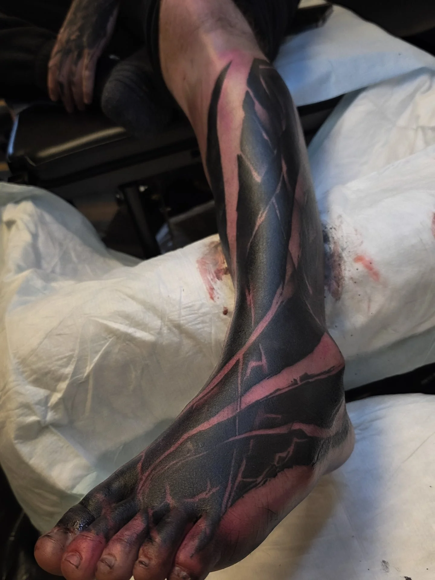 First session done at @nyempirestatetattooexpo 
.
Abstract Blackwork
Swollen AF
.
.
Booking for 2026 in NYC.
.
Take care of your tattoo, eat good, listen to your body. I did my part, now your body has to do its part and you also have to do yours.🔥
.