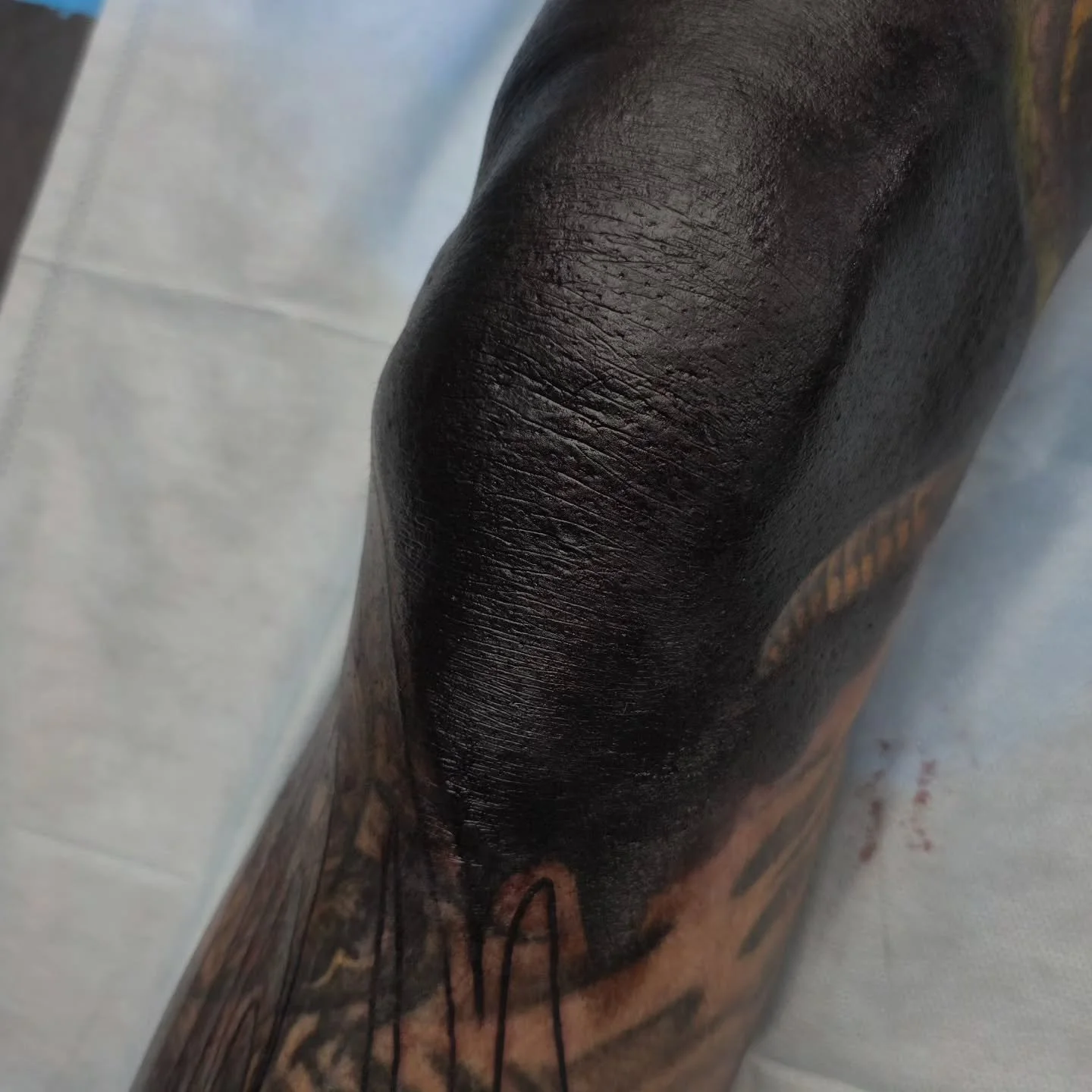 Blackout Kneecap ⚫️
.
.
.
@luckysupplyusa @vitalitreetattoo @neumatattoomachines 

.
Booking for 2026 in NYC.
.
Take care of your tattoo, eat good, listen to your body. I did my part, now your body has to do its part and you also have to do yours.🔥
