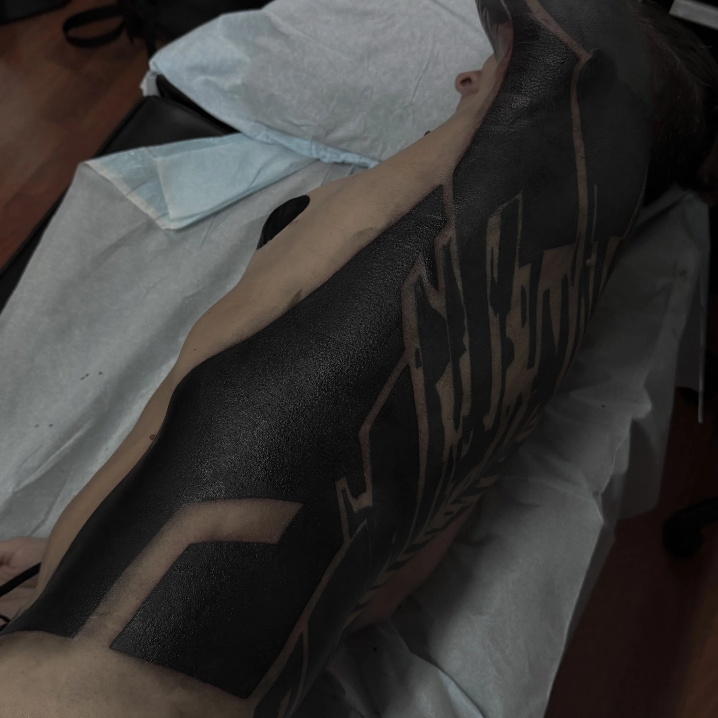 Black Panel addition
.
.
.
No ai was used in these photos. F@*k ai
.
.
.
Booking for 2026 in NYC.
.
Take care of your tattoo, eat good, listen to your body. I did my part, now your body has to do its part and you also have to do yours.🔥
.
Blackwork 