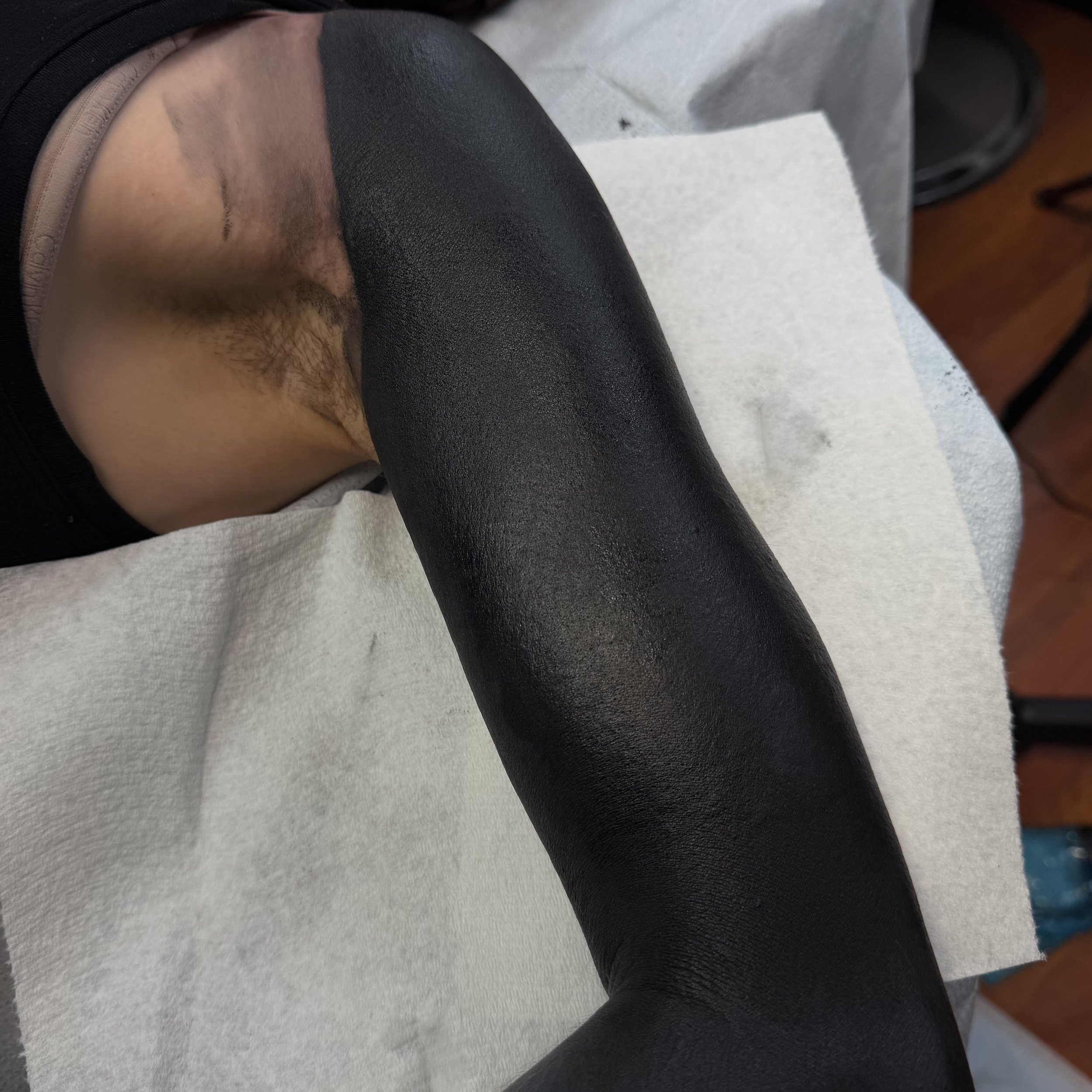 Blackout Upper Arm
.
.
.
No ai was used in these photos. F@*k ai
.
.
.
Booking for 2026 in NYC.
.
Take care of your tattoo, eat good, listen to your body. I did my part, now your body has to do its part and you also have to do yours.🔥
.
Blackwork Ta