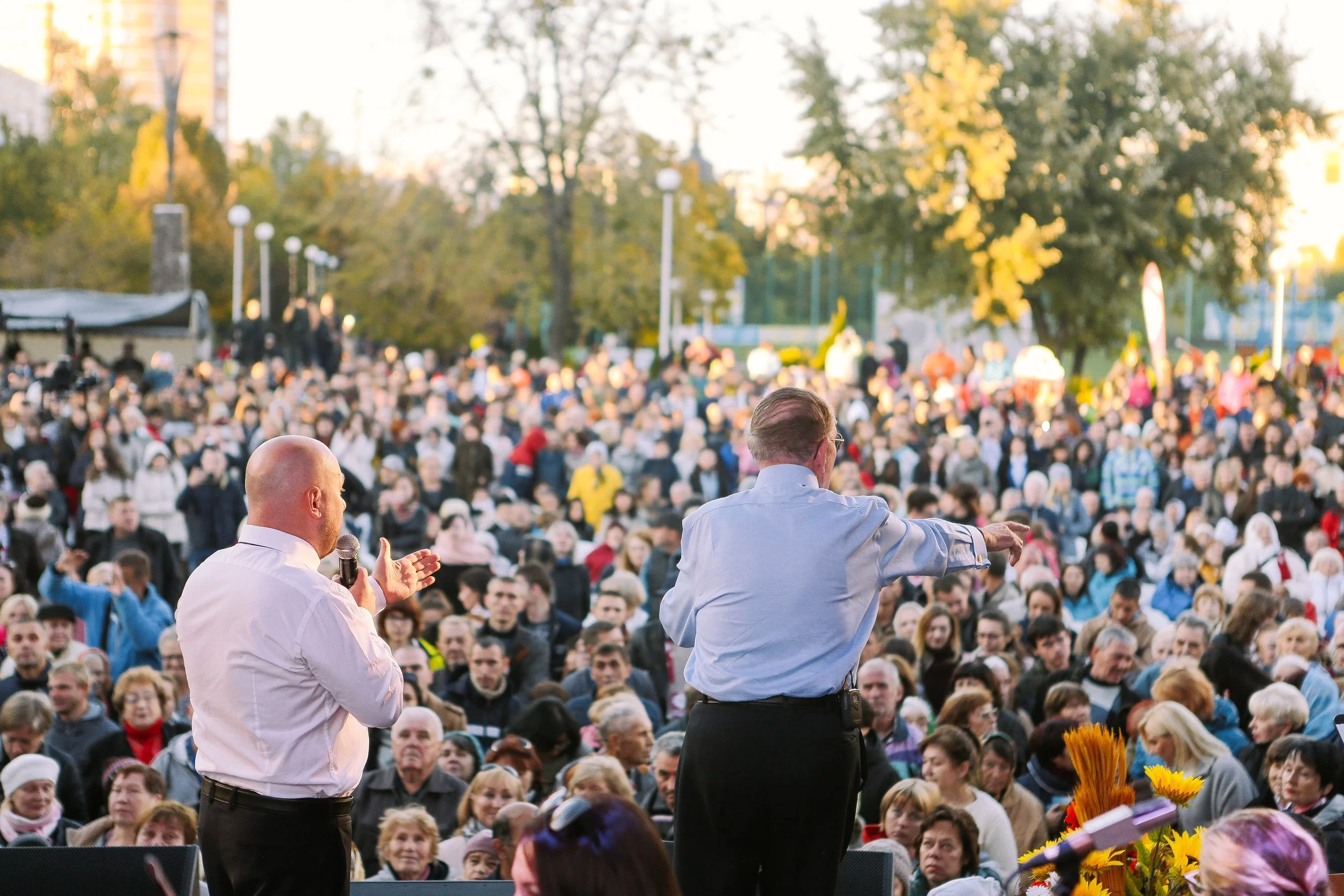 Jezus Uzdrawia, Powołuje i Posyła