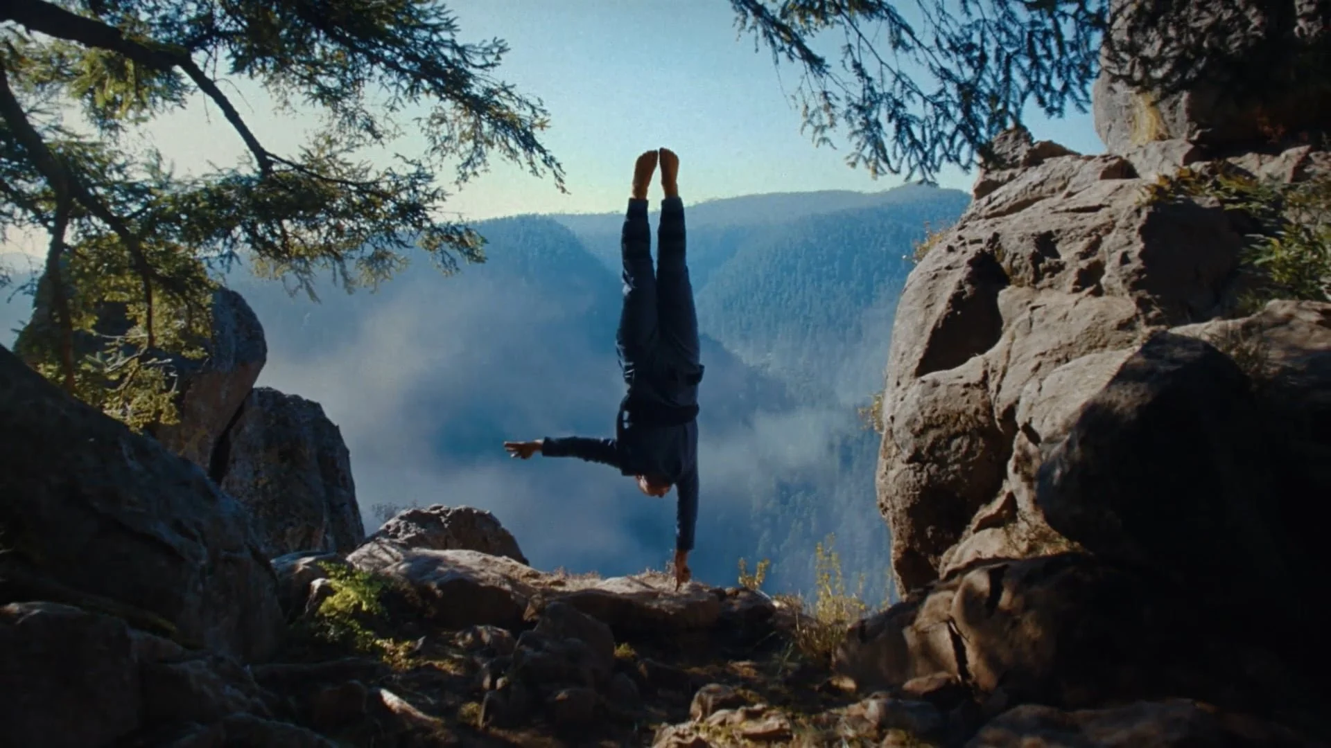  Ōura: Ring 5: Finger Stand  
  
Nice & Frank/ Dir: Louis McCourt