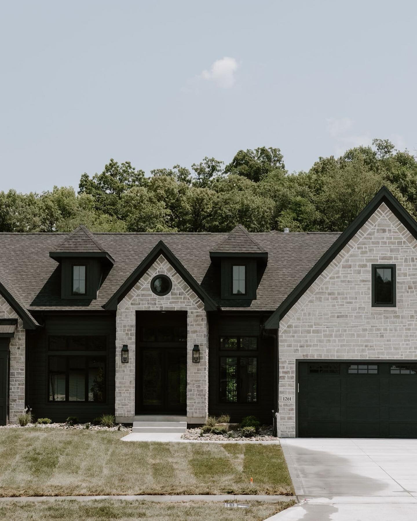 We. Are. Dead. This exterior is everything🙌🏻🤤🖤
&bull;
&bull;
&bull;
&bull;
📸@brookepavel 
#exterior #exteriordesign #exteriorinspo #homeinspo #homeinspiration #frontelevation #frontelevationdesign