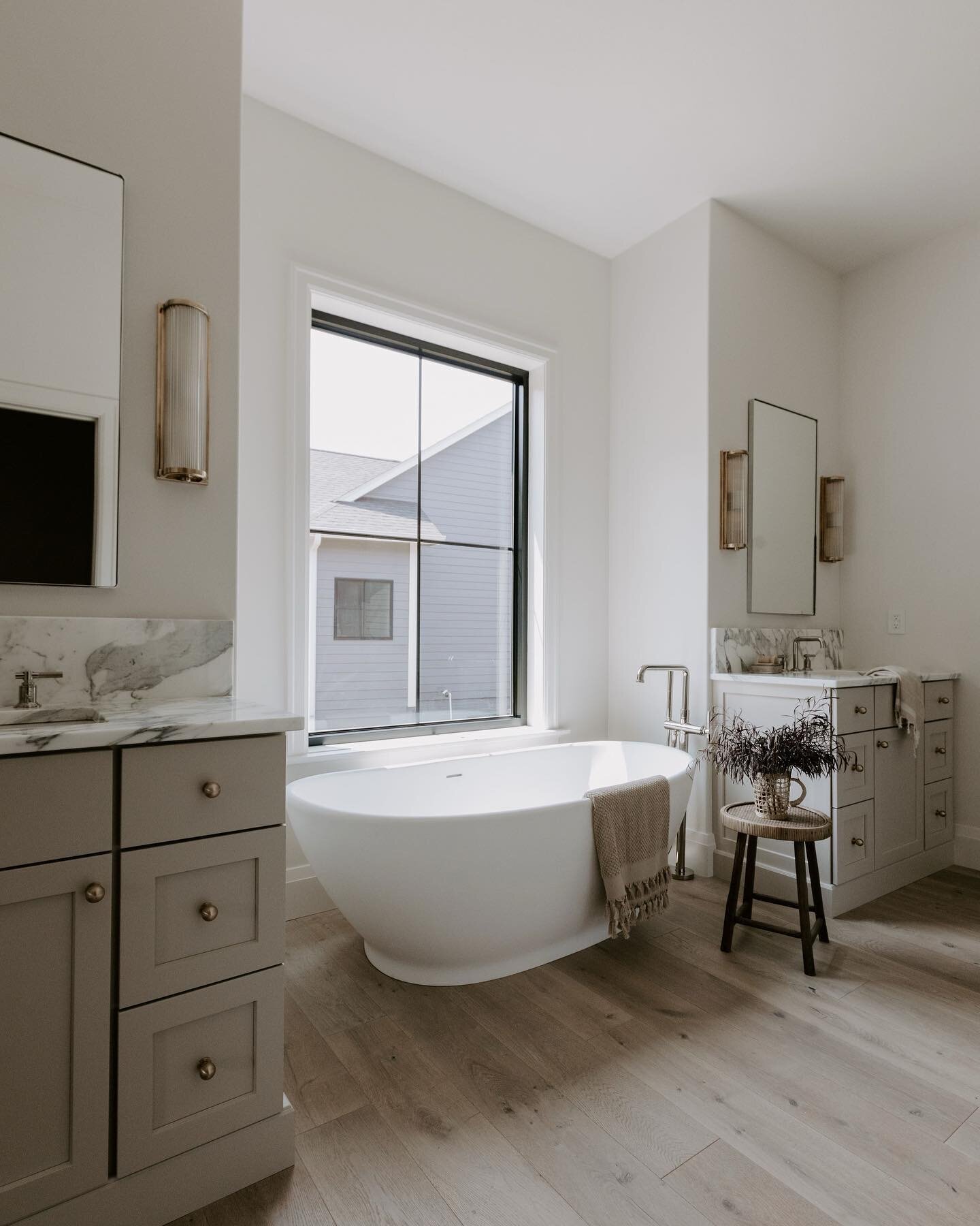 The master bath of our dreams😍 swipe for the most beautiful shower you&rsquo;ve ever seen!
&bull;
&bull;
&bull;
&bull;
📸@brookepavel 

#bathroomdesign #husbandandwifeteam #SMmakelifebeautiful #bhghome #rshome 
#mcgeeandco #mydomaine #iowabuilder #h