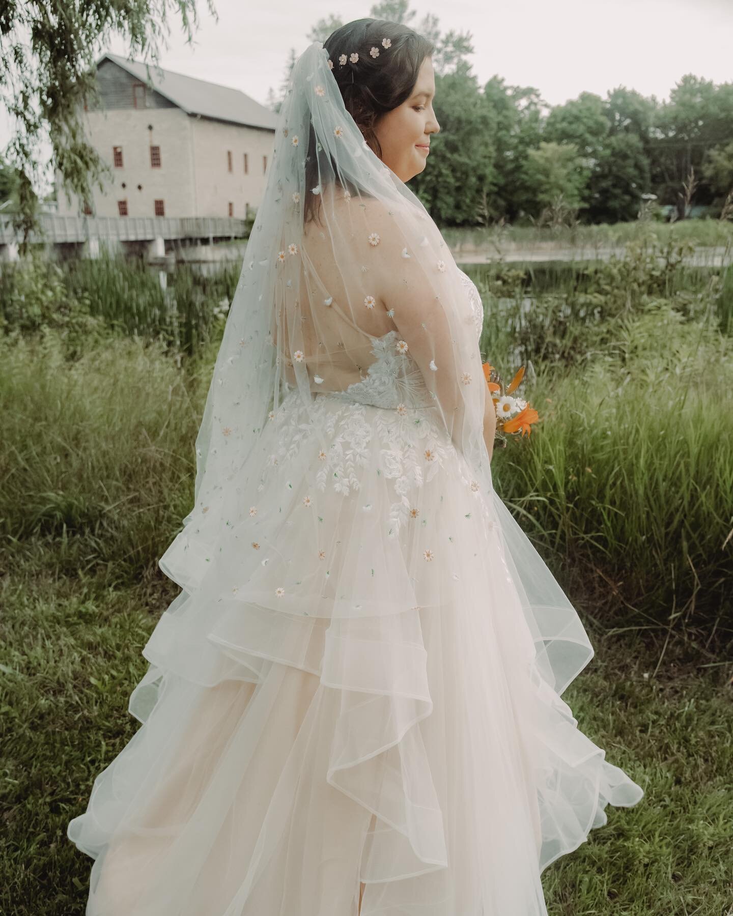 Give it up for the bride and her hand embroidered veil 🤍

.
.
.
.
.
#bridal #bridalphotoshoot #weddingdress #weddingveil #weddingday #weddingphotography #weddinginspiration #kawarthalake #kawarthas #fenelonfalls #bobcaygeonlife #bobcaygeon #kawartha