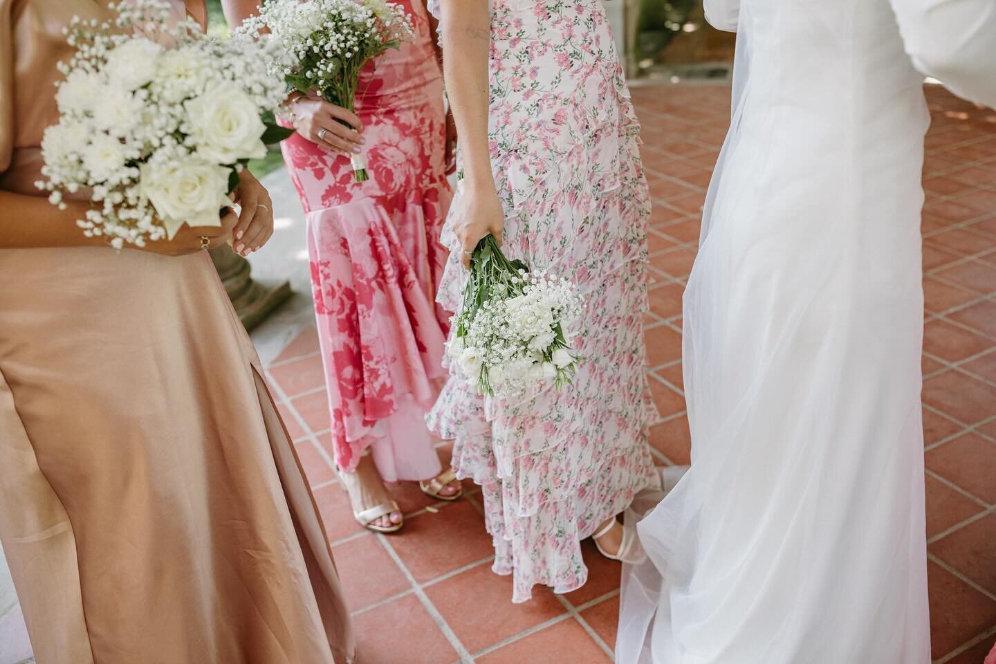 I recently had a bride reach out to ask my opinion on having bridesmaids dresses be different patterns. I love a mismatched bridal party! Patterns, fabrics, styles, mix it up and have fun with it!✨