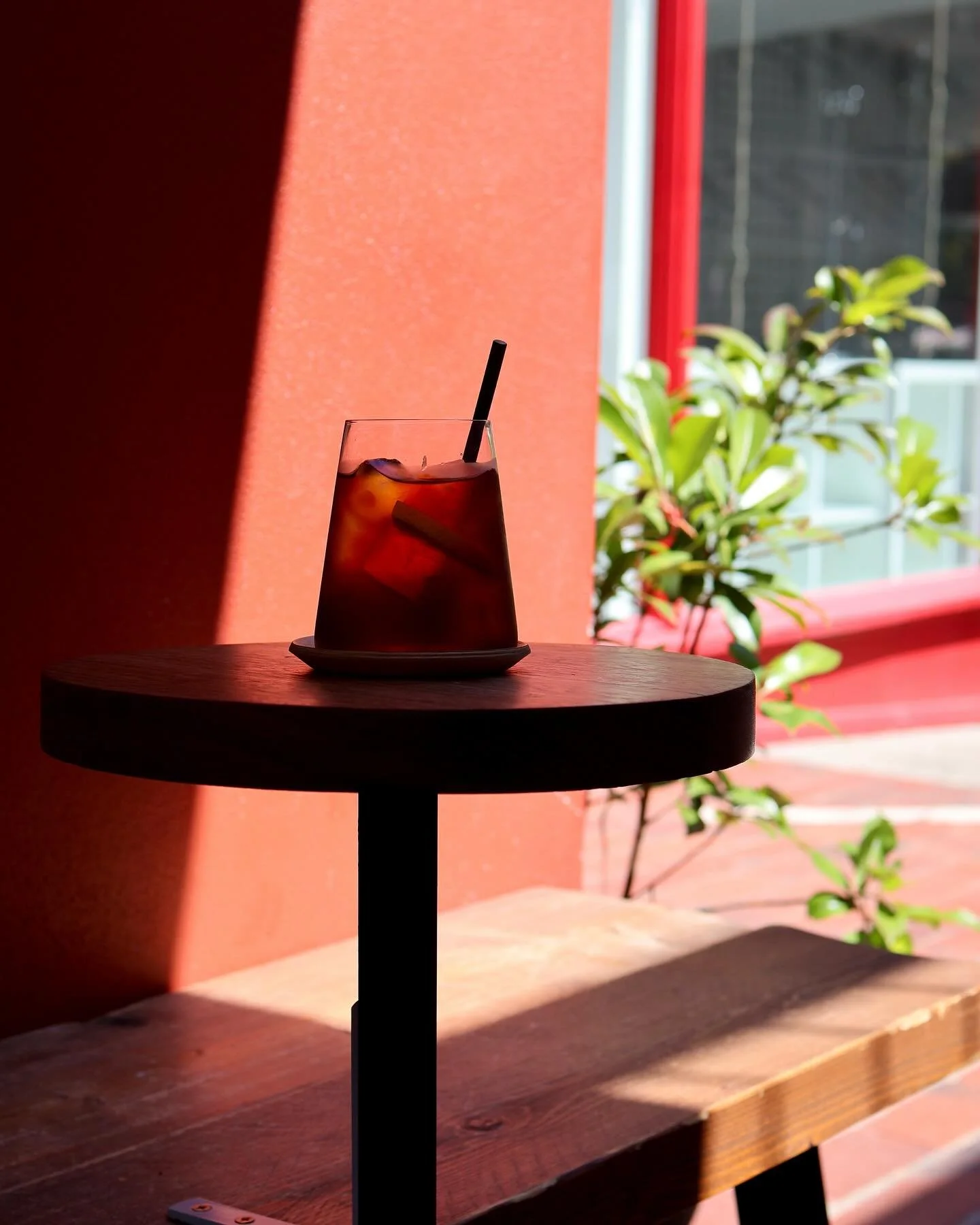 on cold brew 🍂 

Produced by Henry Bonilla, roasted by Kofra. 

Tasting like fig jam and hibiscus&hellip; &lsquo;tis a truly special coffee to take us into autumn. 

With love,
komodo x