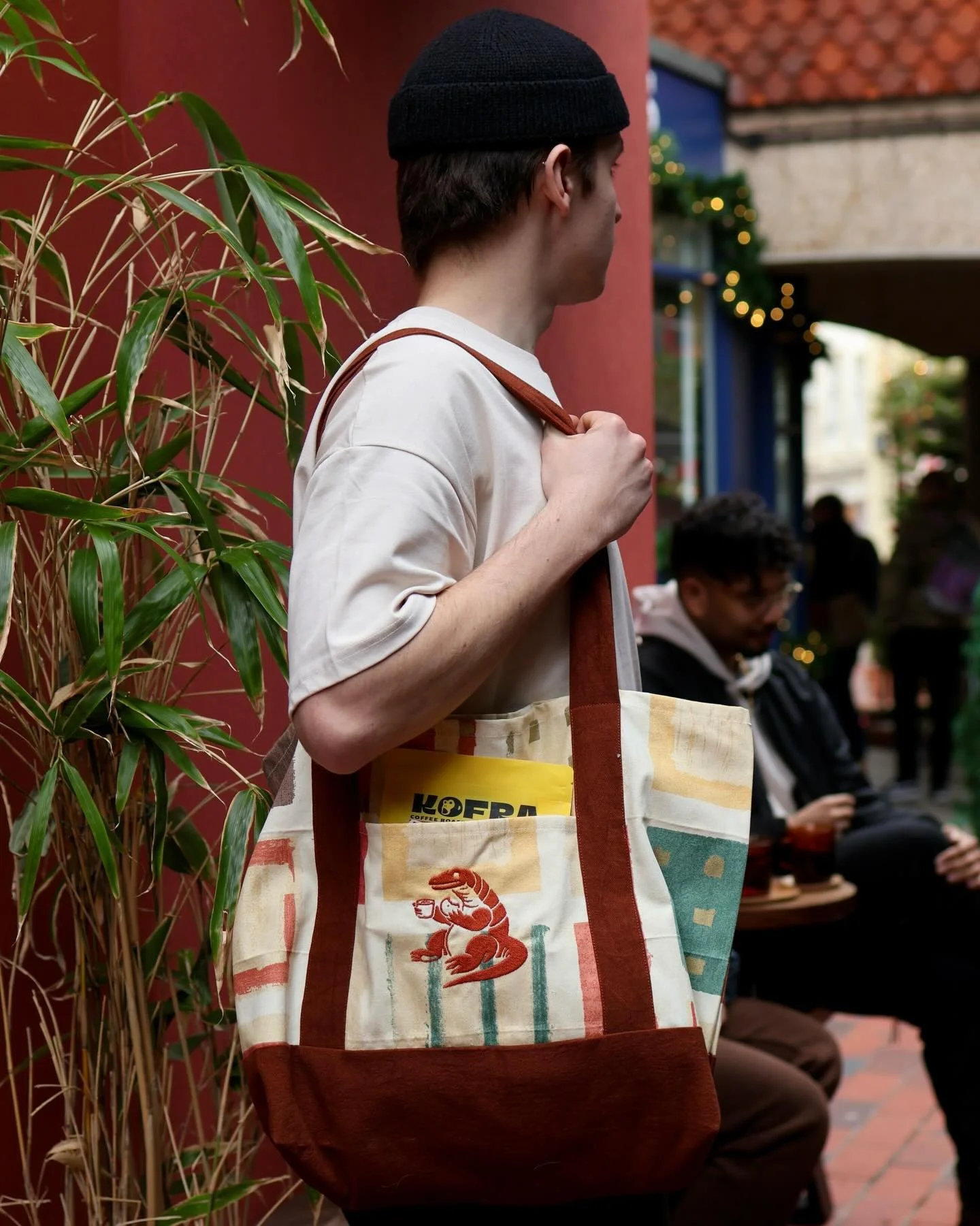 the komodo tote 🐉

Cut from up-cycled curtains, with komodo branding embroidered on both pockets. 

Handmade in Brighton by the talented @jamiebrownstudio_ 

Limited run, 5 of 8 still available in-store x