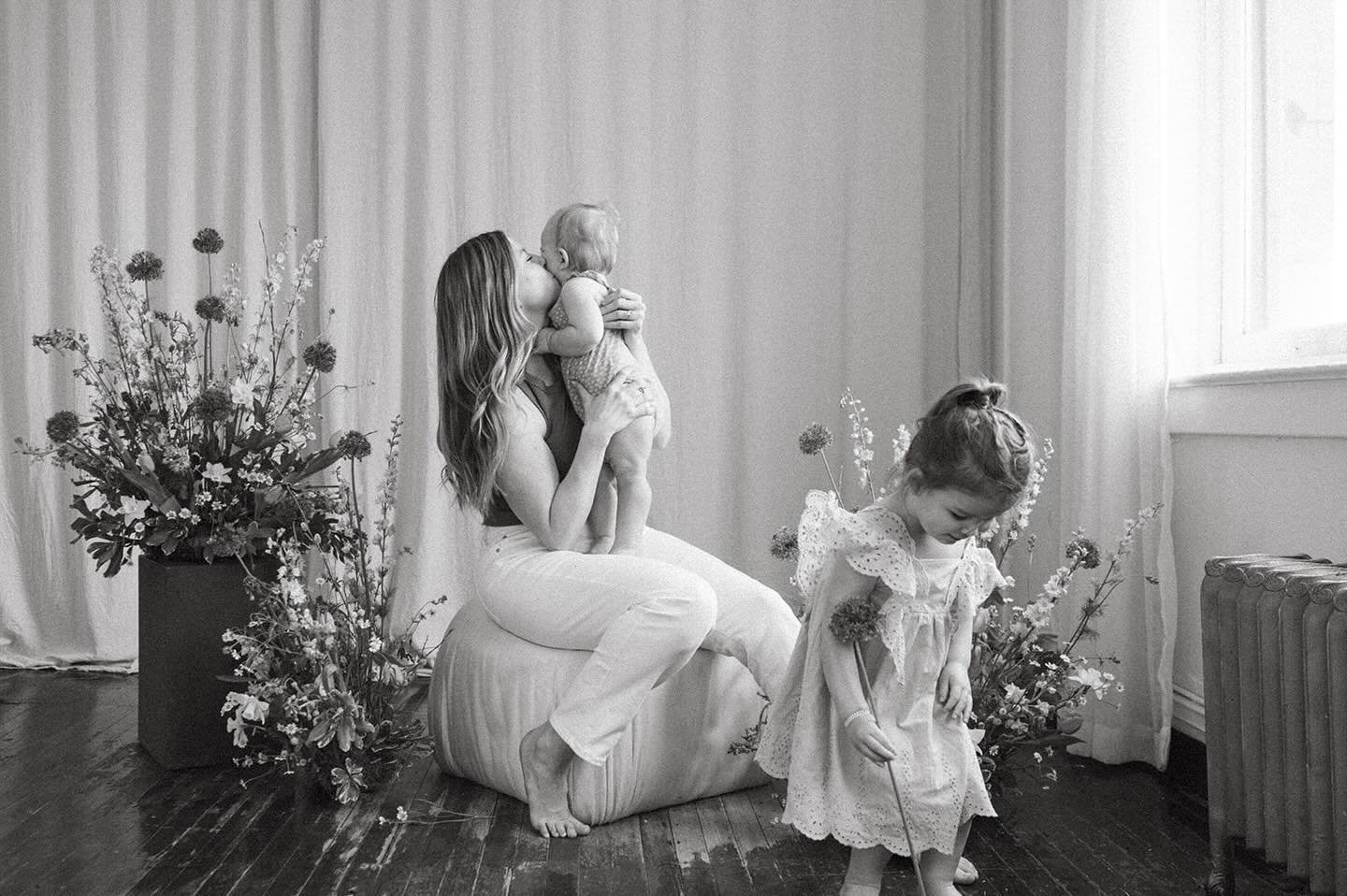 After taking a year off from offering mini sessions I am so excited to be offering few studio dates for 2025! My heart has been calling me back to all the growing families. 
⠀⠀⠀⠀⠀⠀⠀⠀⠀
If you&rsquo;re interested drop your email onto my waitlist and yo