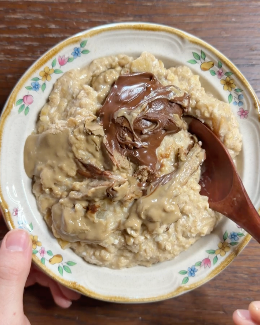 Stewed Apple &amp; Chocolate Tahini Oats 