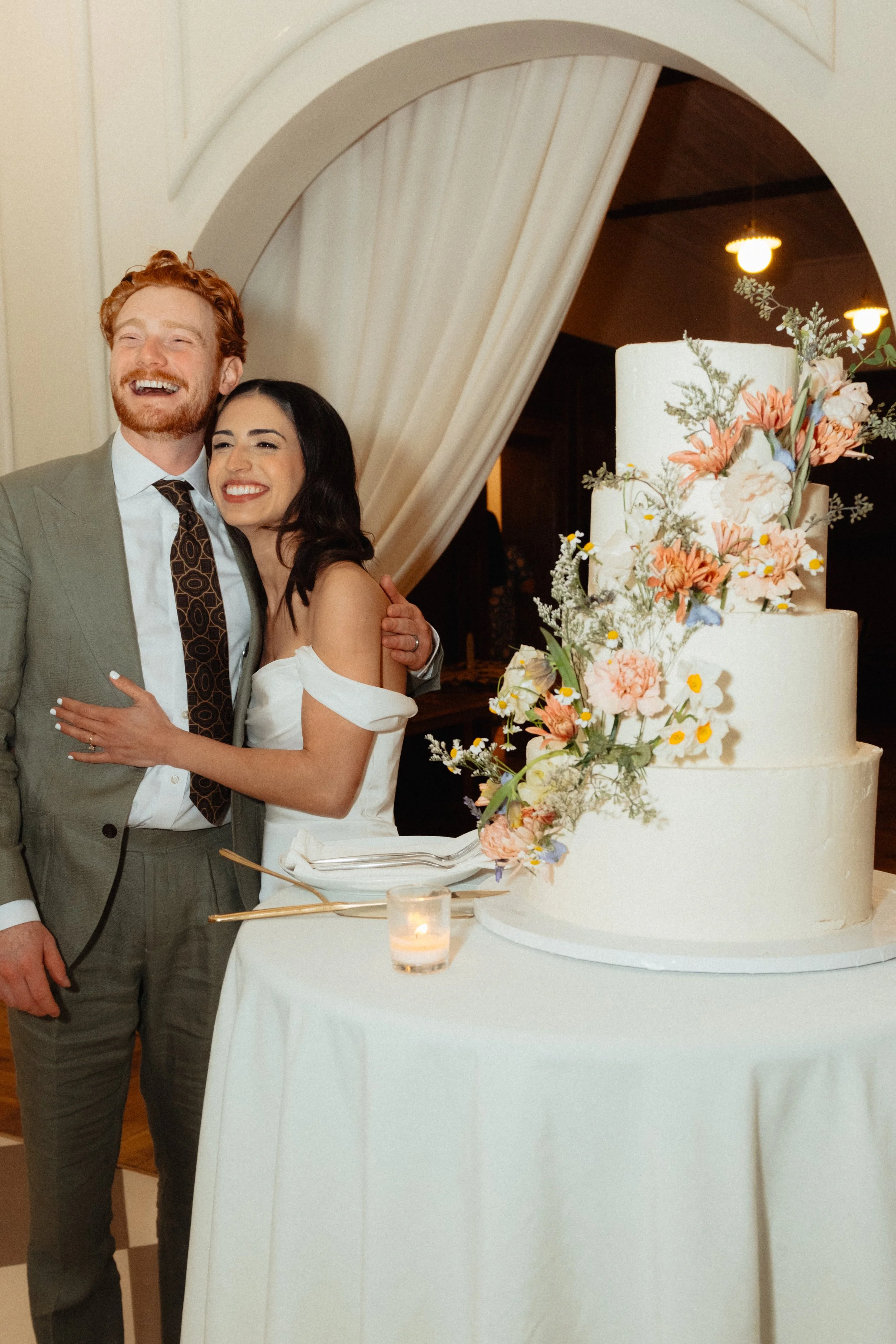 nick and emily wedding cake cutting Hillshore Photography-14.jpg